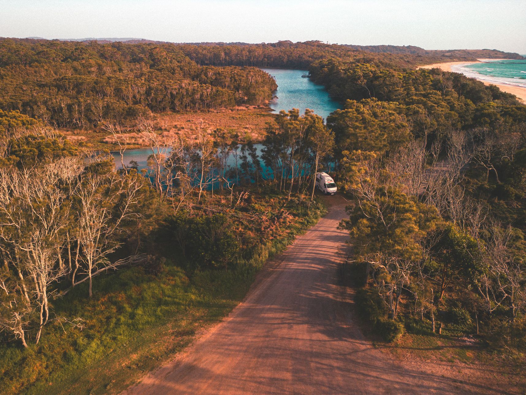 Une route arborée entre mer et rivière. Spot parfait pour poser le van et y dormir la nuit