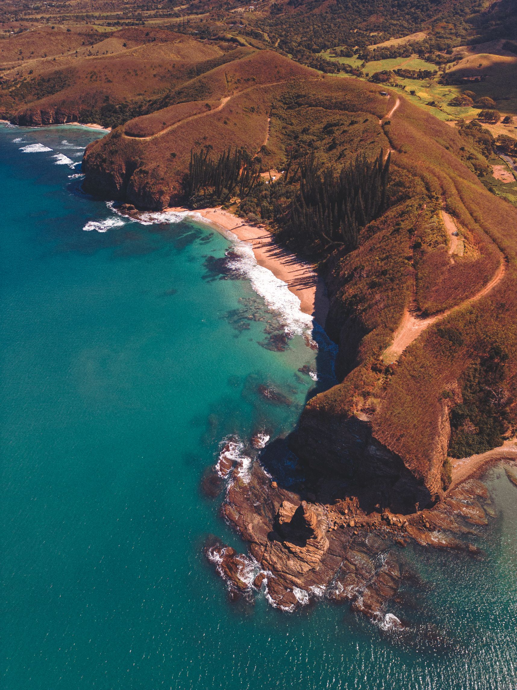 Vue de drone, le bonhomme de la Roche Percée, la baie des tortues. Ses collines et ses pins coloniares