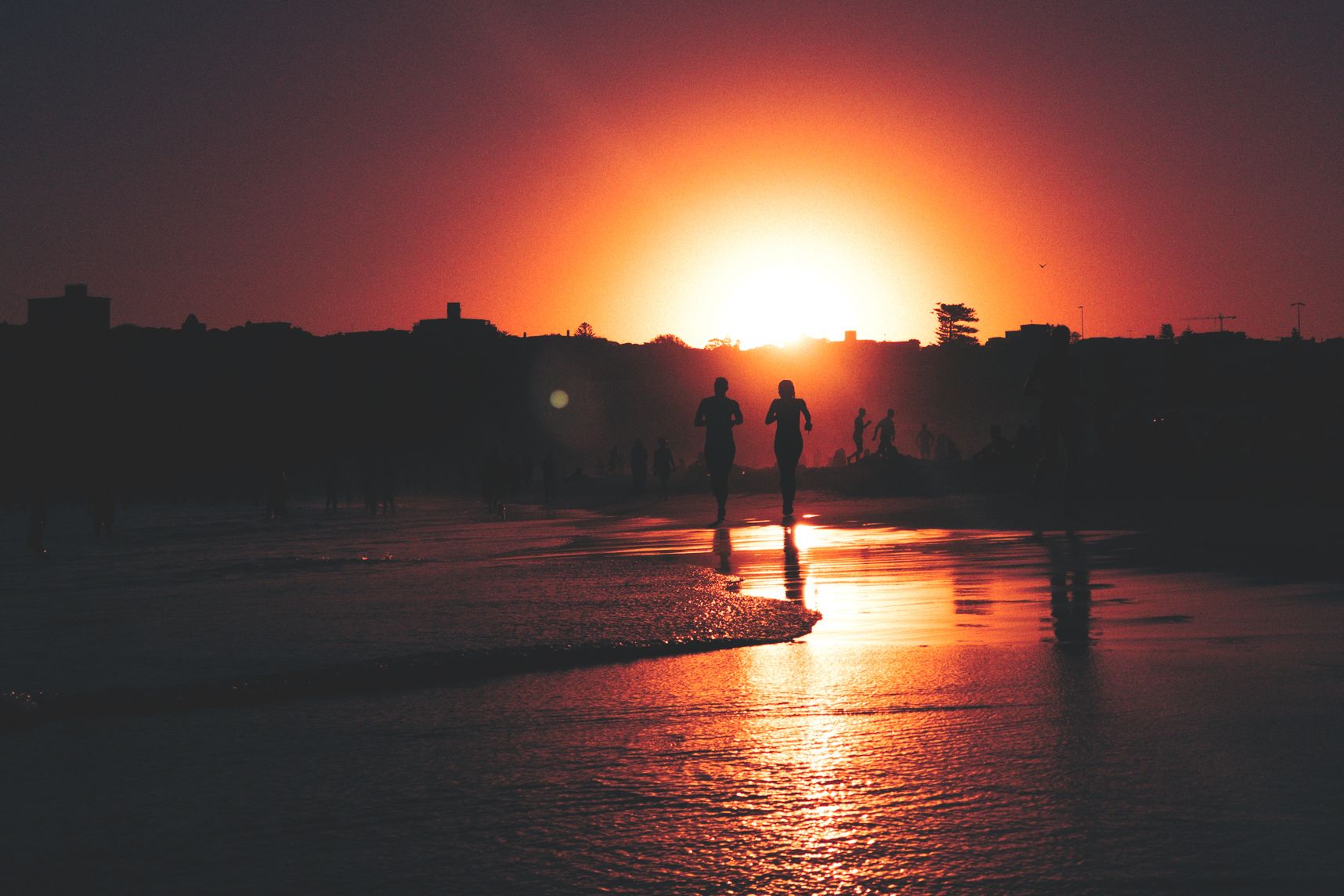 L'ombre des gens sur la plage de Bondi avec le coucher de soleil en arrière plan