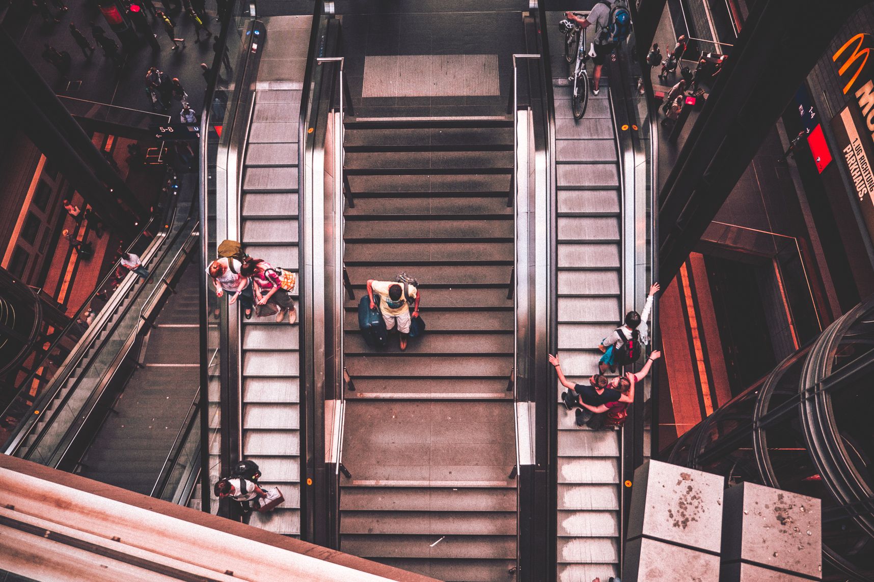 Vue du haut, les escalators et passagers se croisent à la gare centrale de Berlin