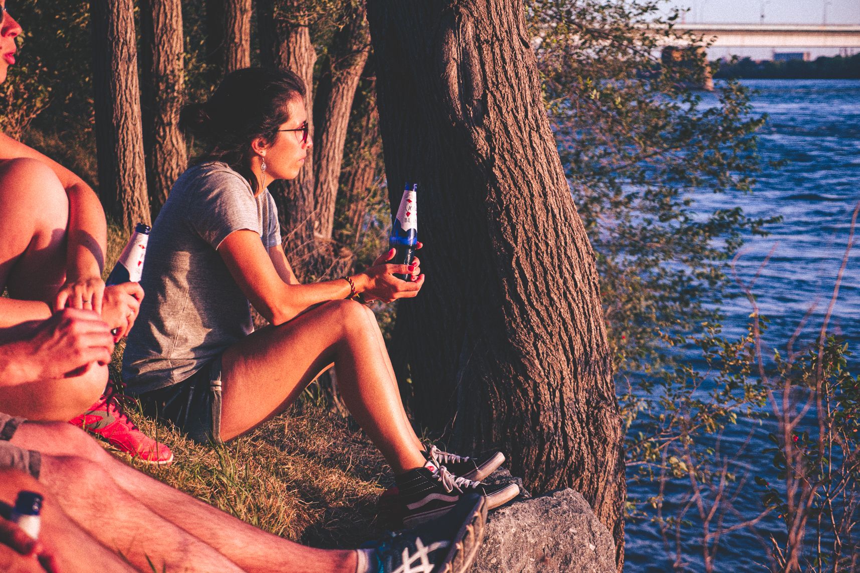 Prendre une petite bière blanche avec les copains sur les bords du Saint Laurent à Montréal