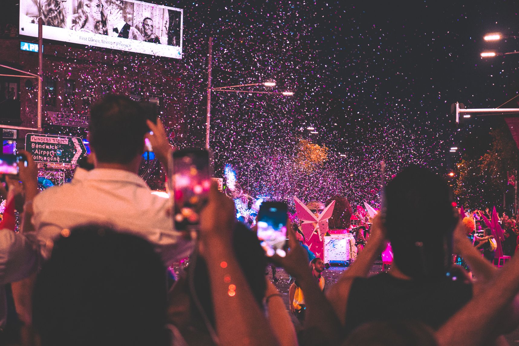 Pour Mardi Gras à Sydney, les costumes de papillons et les confettis sont de sortis 
