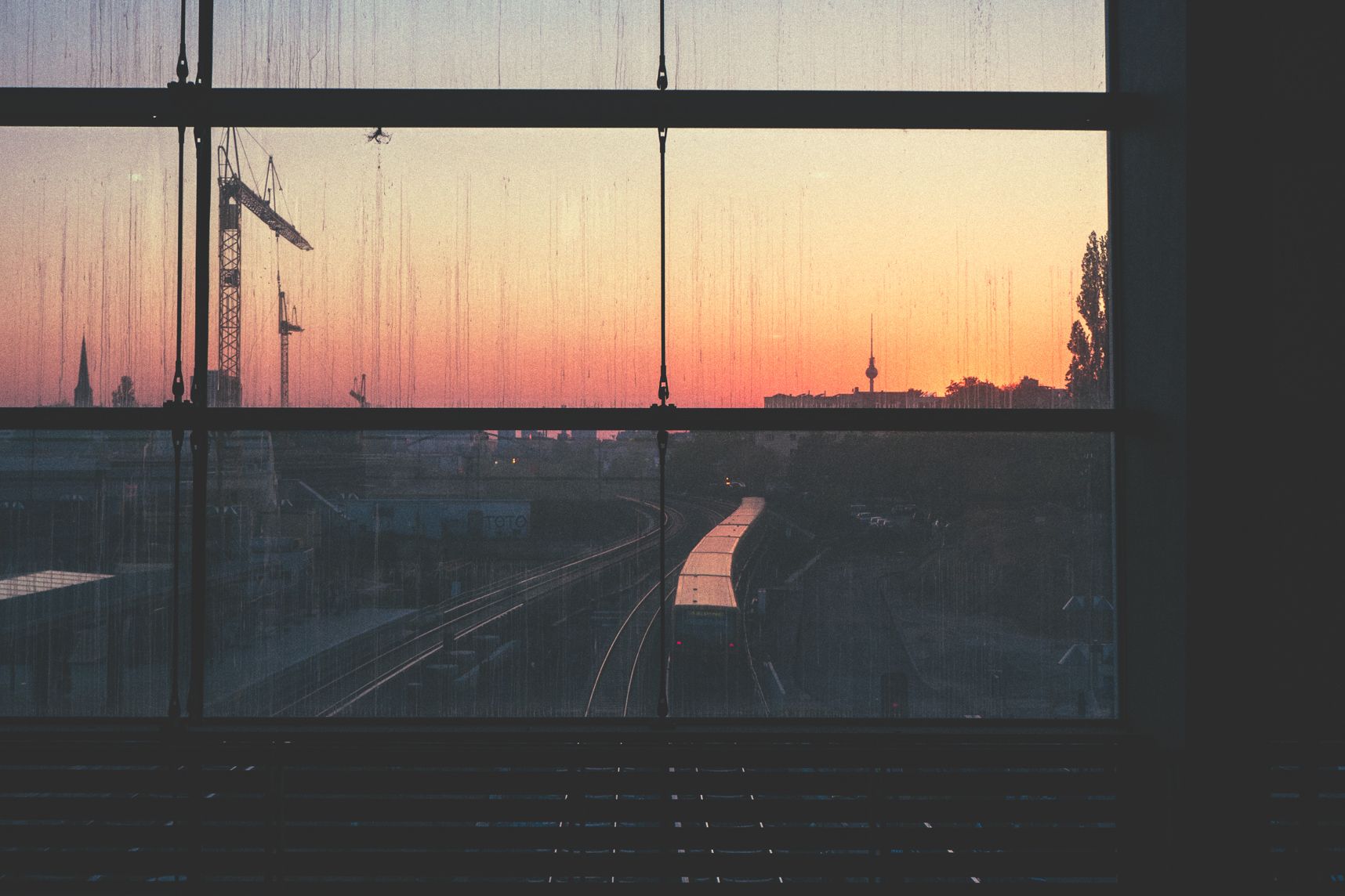 Vue sur S-Bahn Berlinois en plein de coucher de soleil, la Fernsehturm en arrière plan
