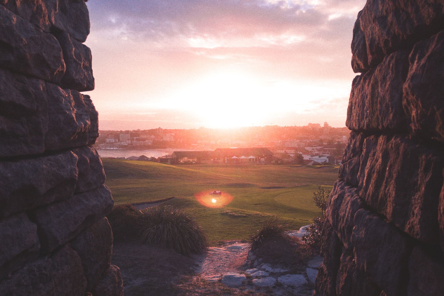 Vue de Bondi Beach depuis le terrain de golf et au coucher de soleil