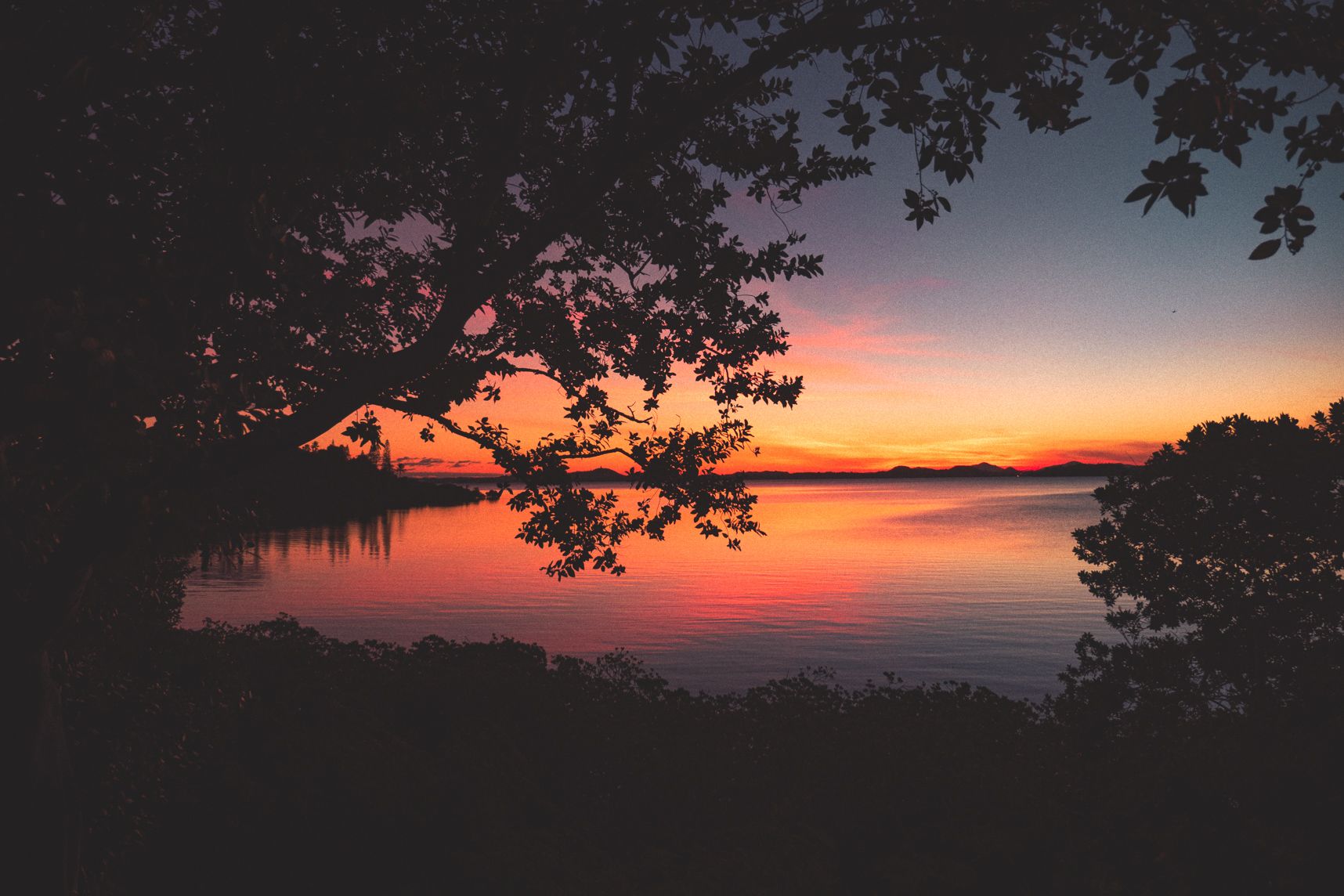 Le coucher de soleil reflétant sur la mer de Nouvelle Calédonie 