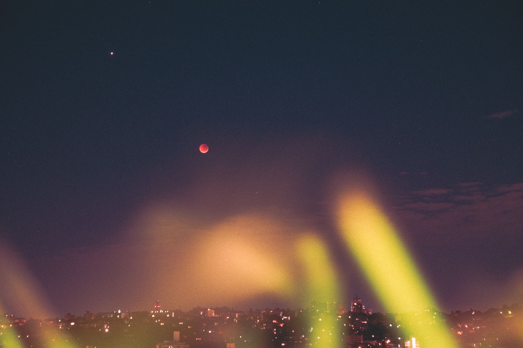L'herbe chatouille la lune sanguinaire lors de la plus longue eclipse du siècle 