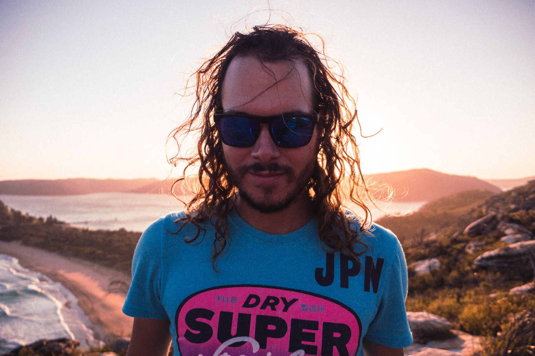 Cheveux au soleil, le vent