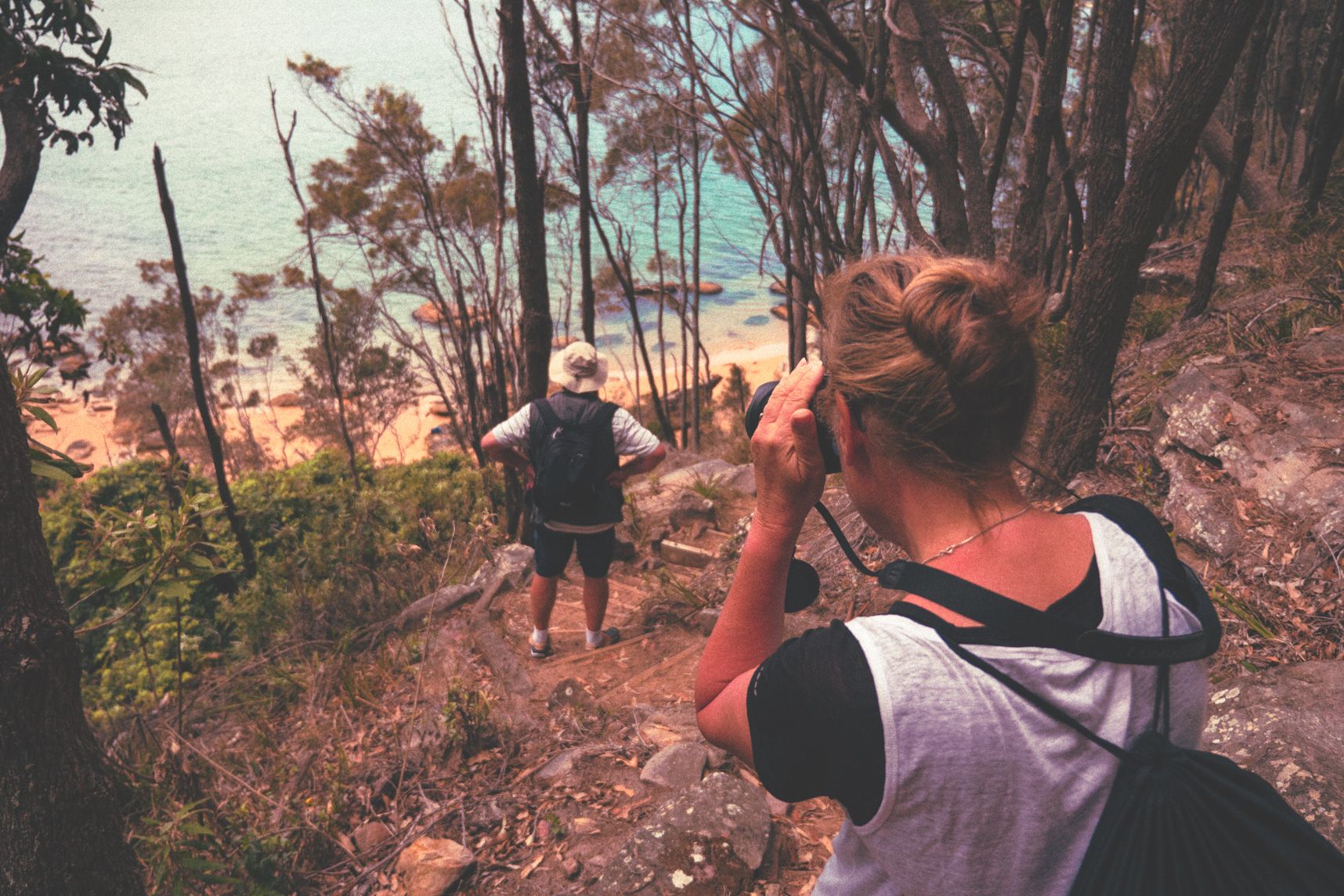 En descendant sous les bois vers la petite plage, on fait une pause pour contempler le paysage et prendre une photo