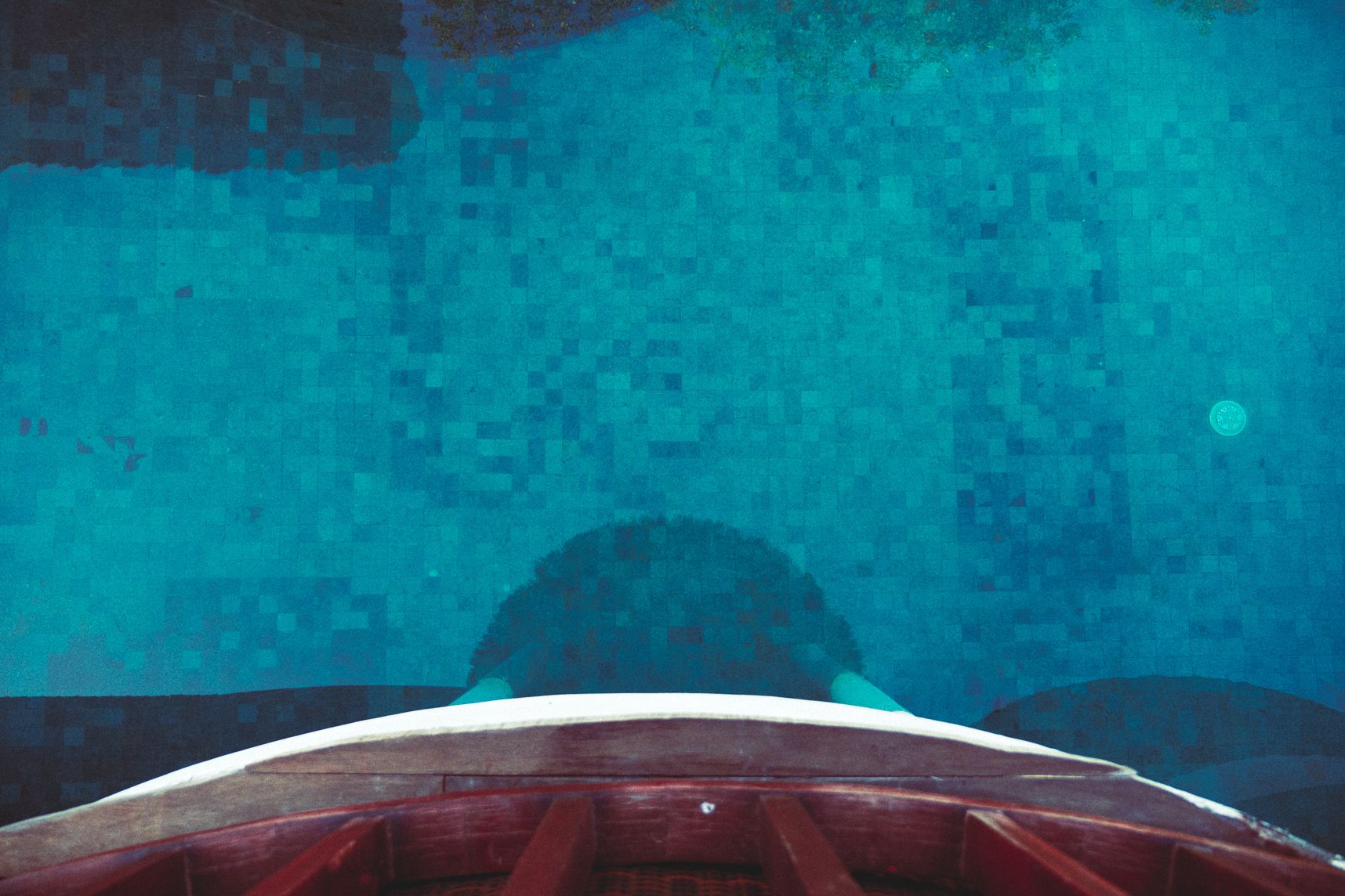 Vue plongeante sur la mosaïque bleue de la piscine