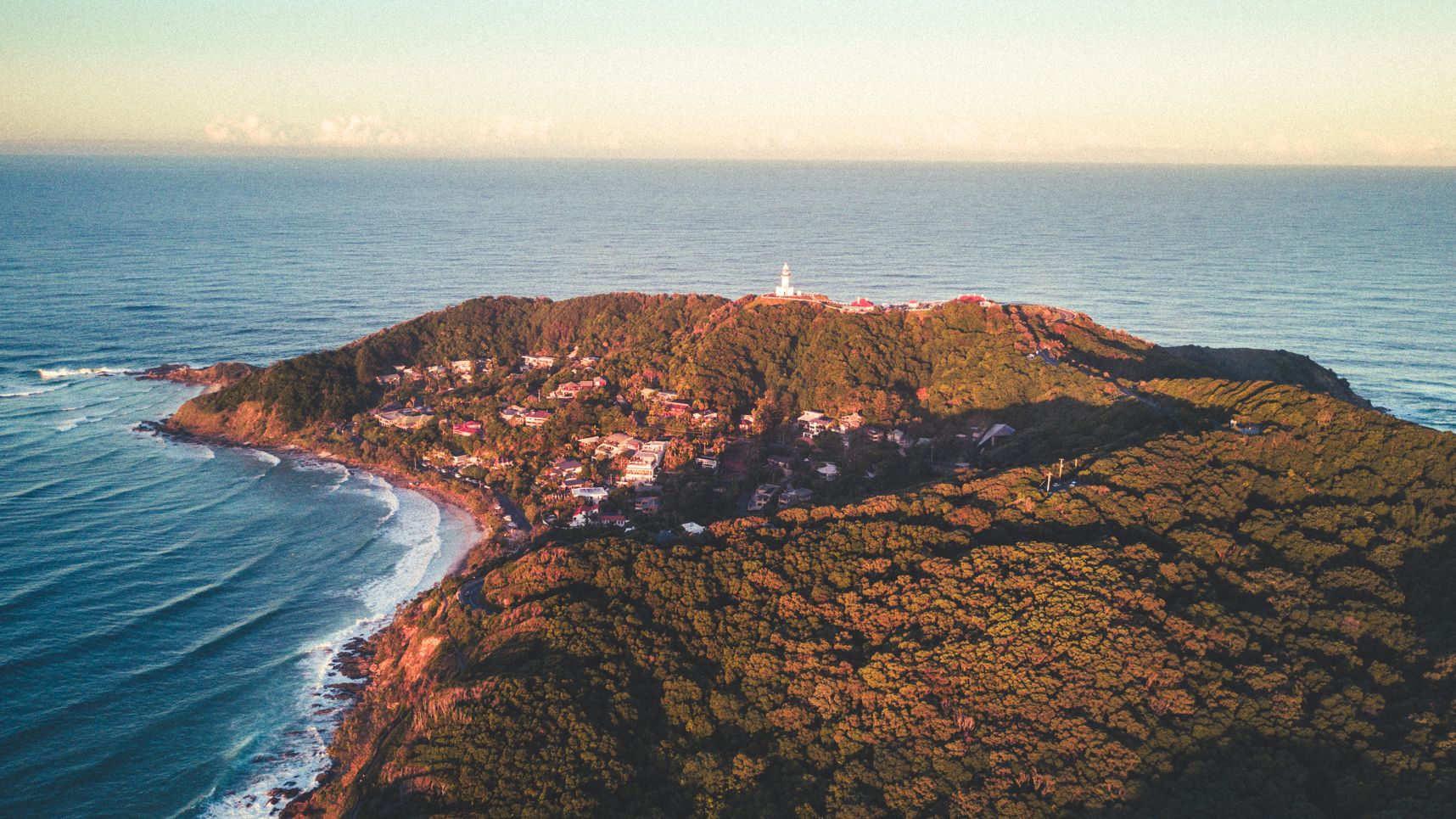 Une vue de drone du phare de Byron Bay et ses alentours au coucher de soleil