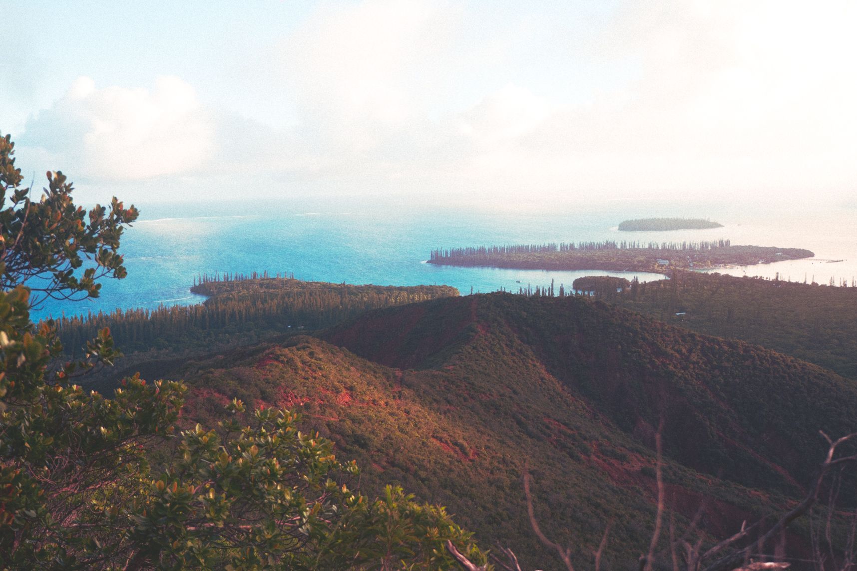 En haut de l'île des pins, on voit les crêtes des montagnes jusqu'à la mer