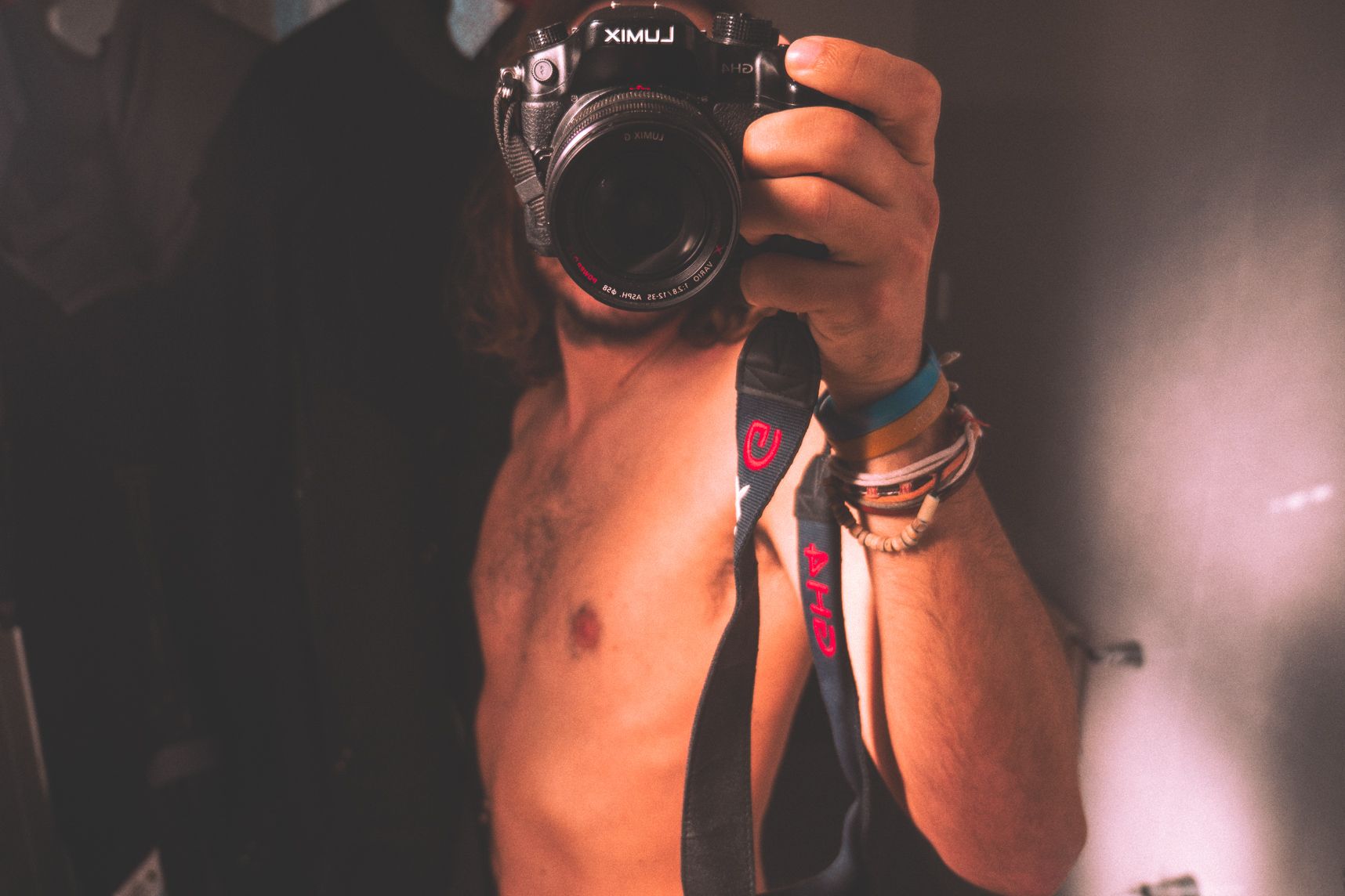 Auto-portrait dans le miroir, l'appareil photo au niveau de la tête et la lumière du soleil au niveau du corps