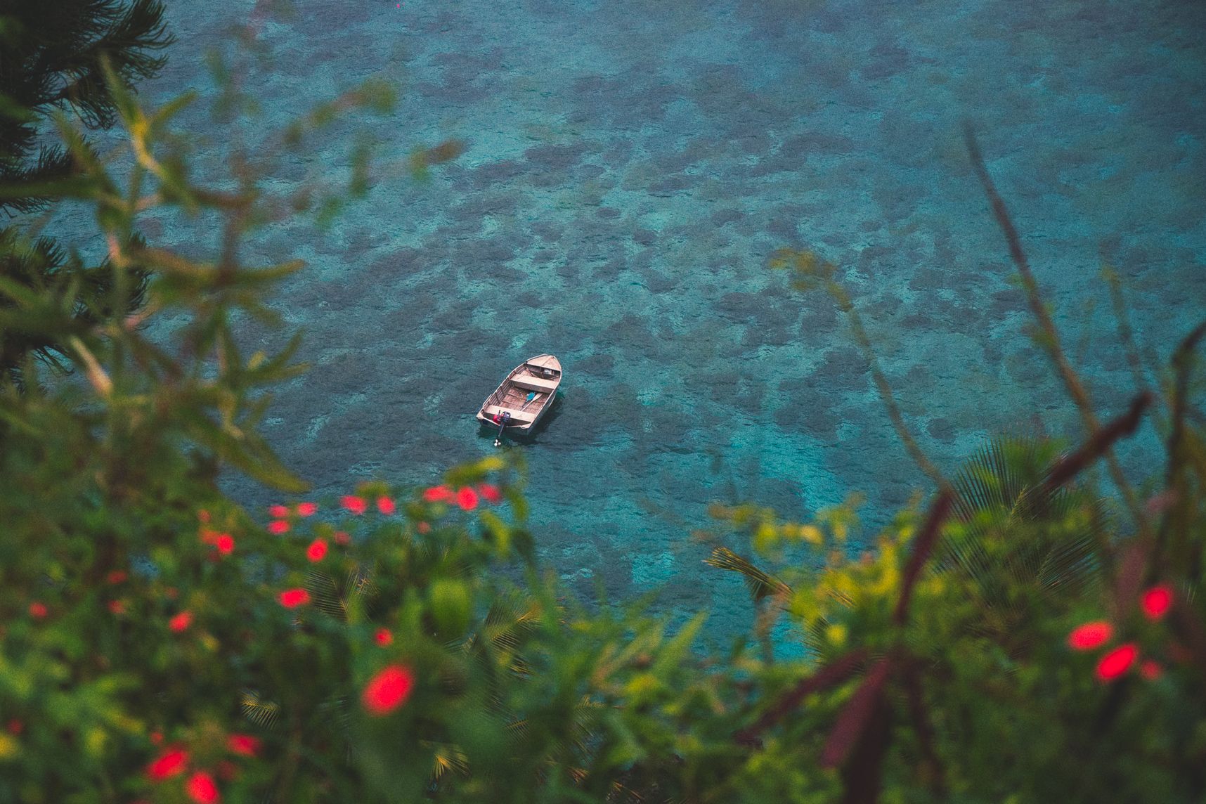 Le bateau de Lifou en contre bas attend sur la mer turquoise