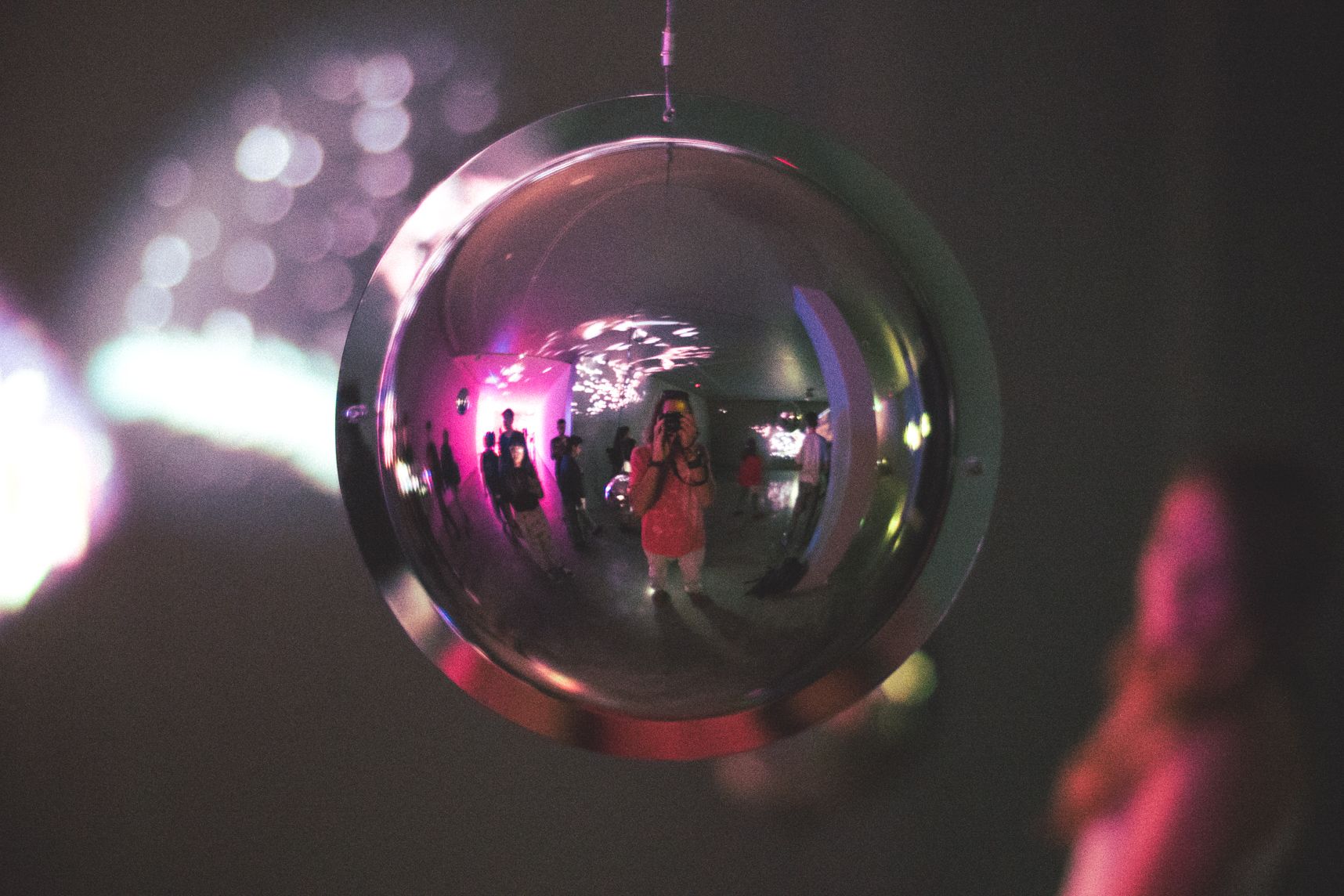 Une boule miroir reflète toutes les lumières alentour