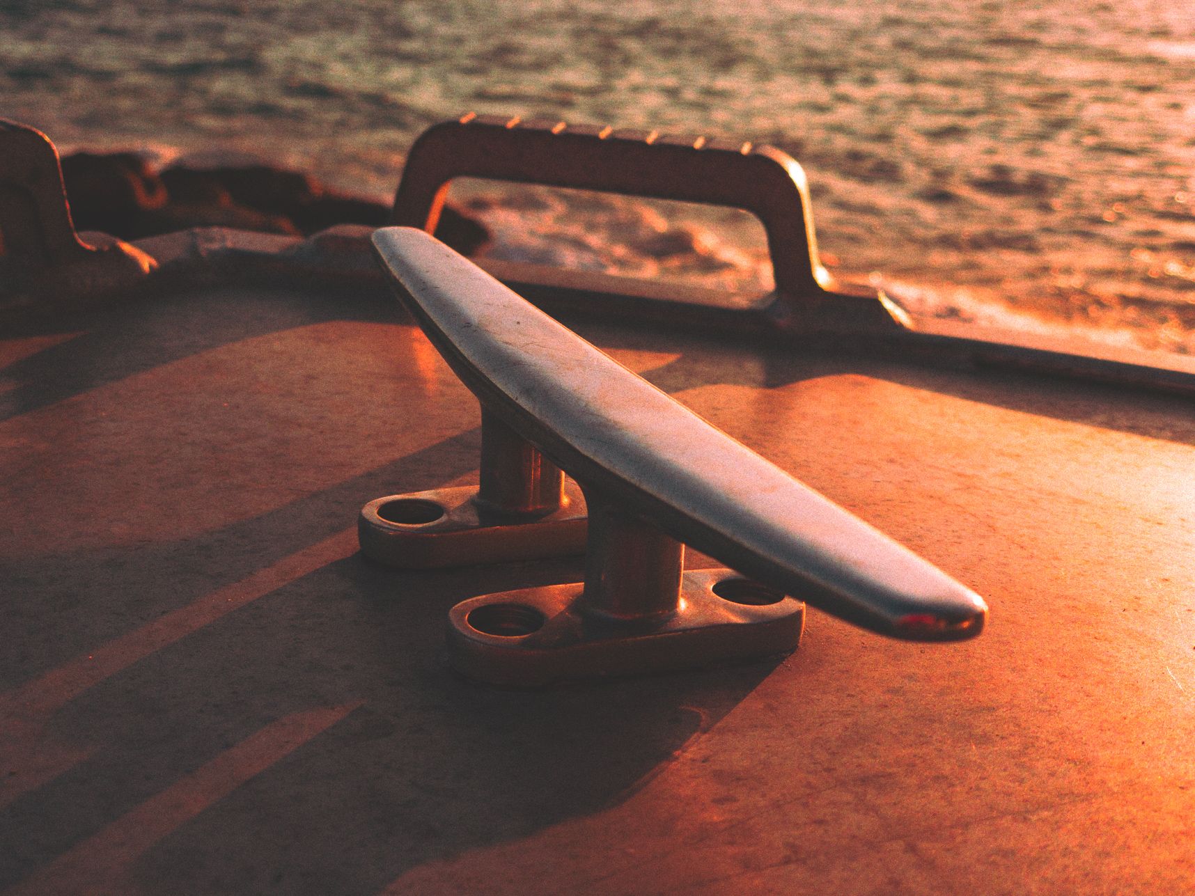 Le gros plan sur l'accroche de bateau a des allures de planches de surf. Avec la lumière du coucher de soleil il y a de beaux reflets orangés