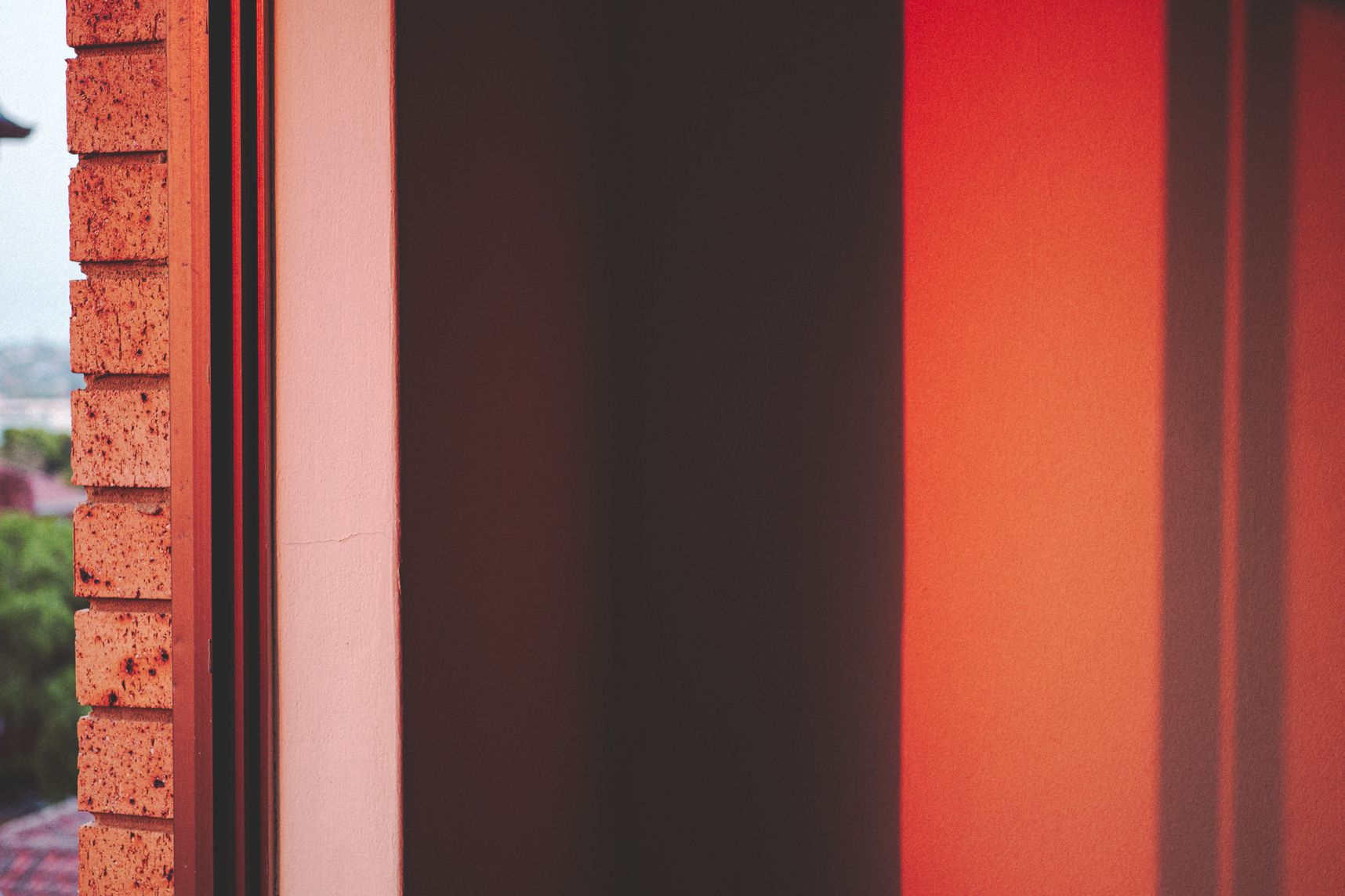 La lumière du coucher de soleil sur le mur est encore plus orange avec la fumée des feux de forêts de Sydney