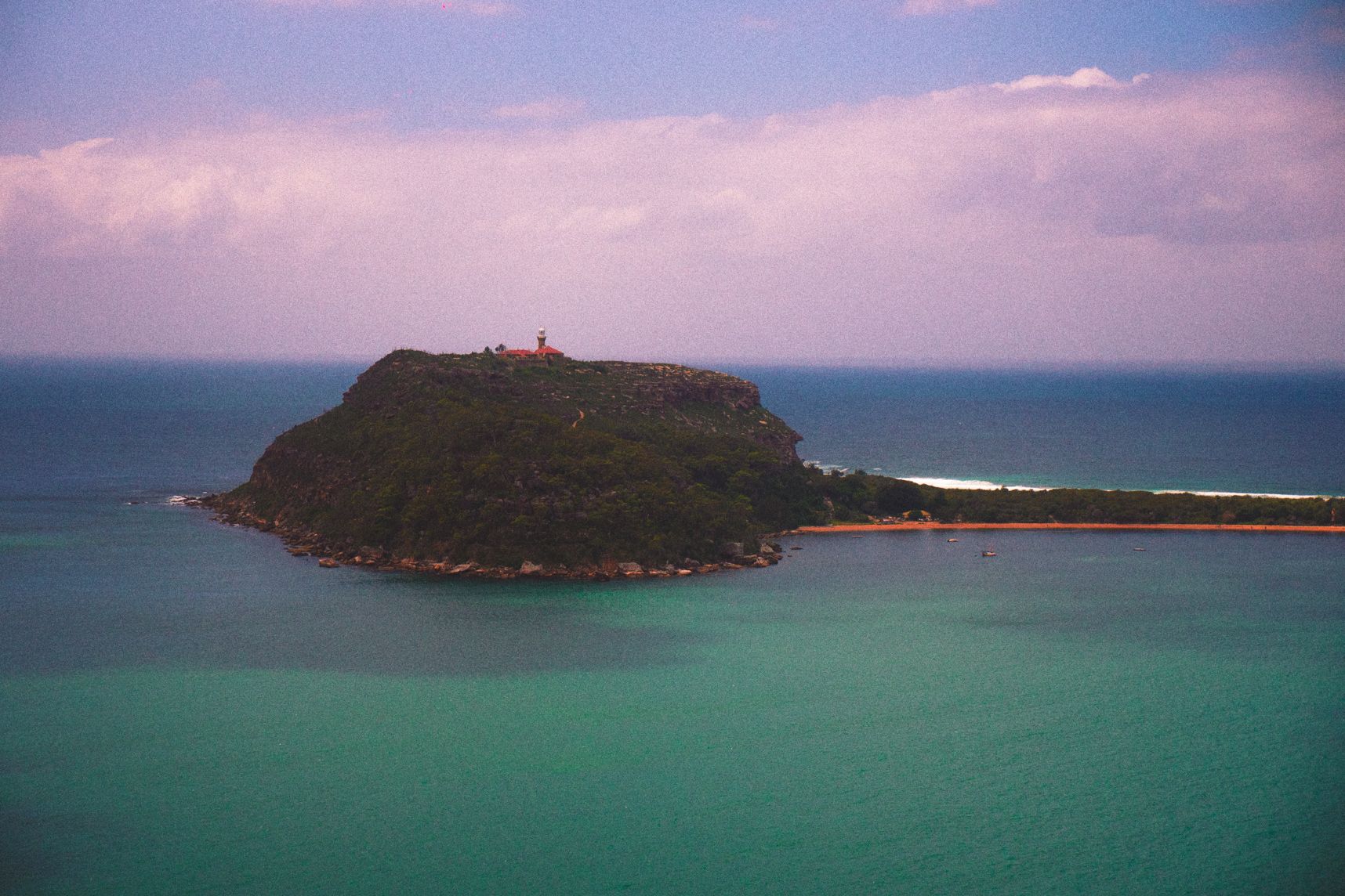 Le phare et la montagne de Palm Beach flotte dans les airs troubles et la mer