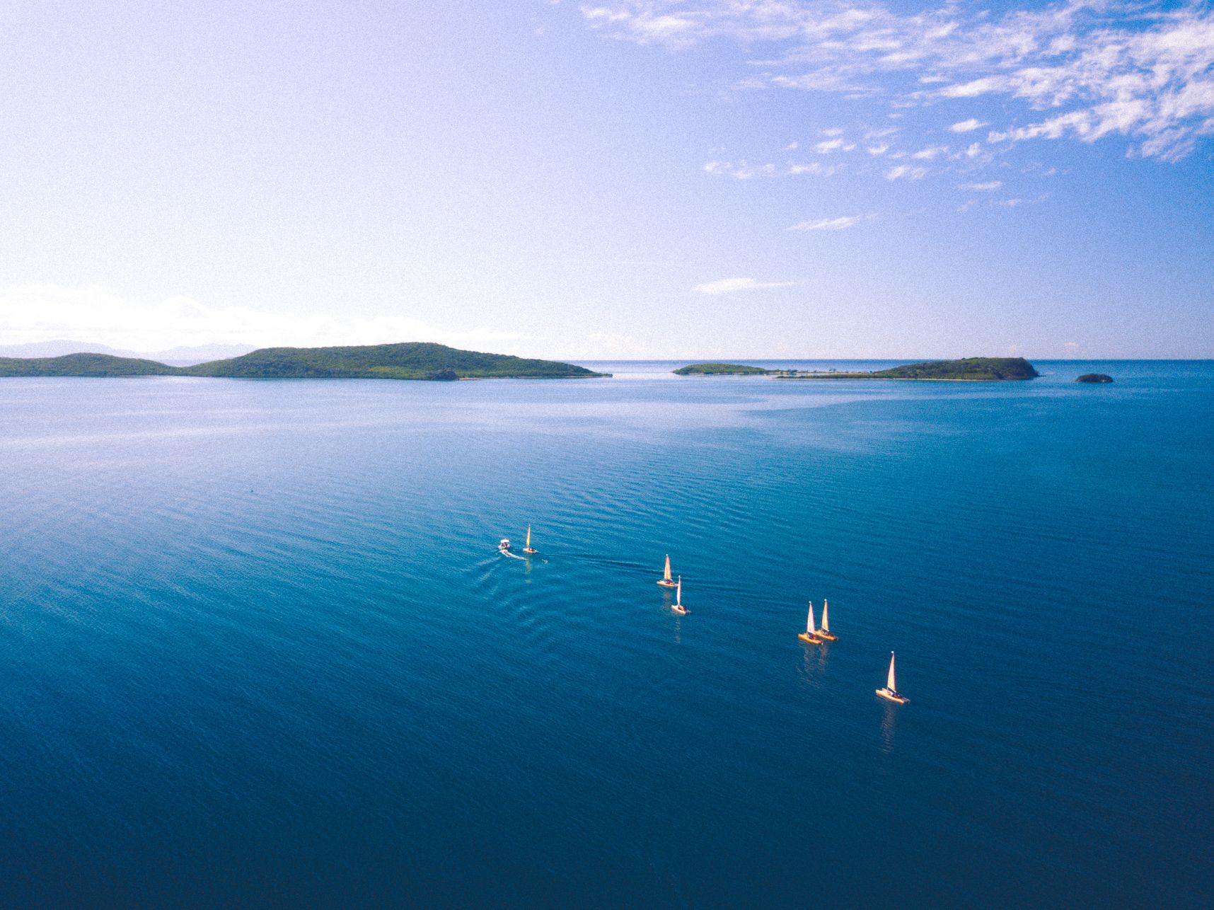 Pas de vent dans la baie de Nouméa, l'eau est gals, les catamarans ont du mal à avancer
