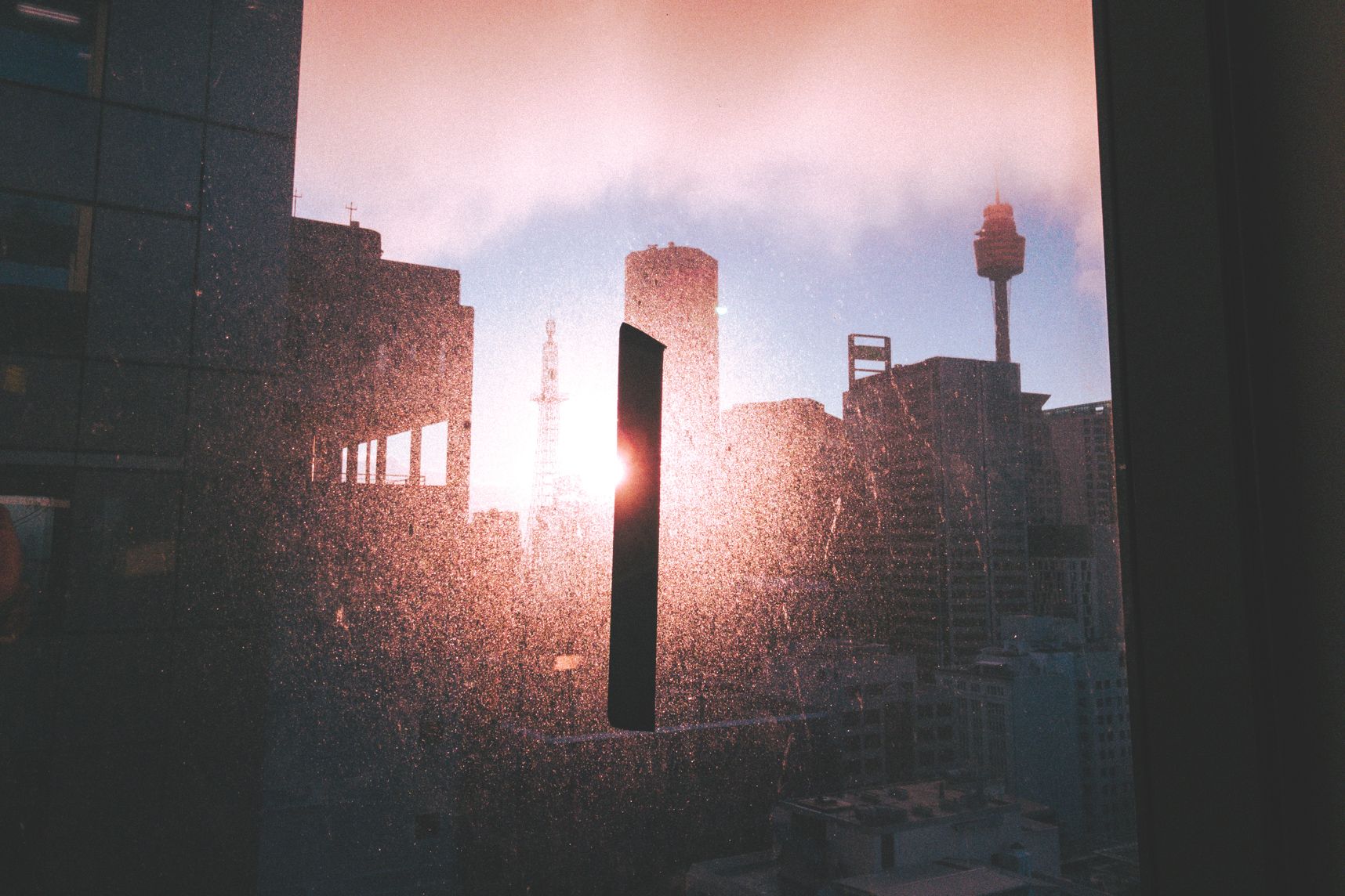 Une partie de la skyline de Sydney au lever de soleil
