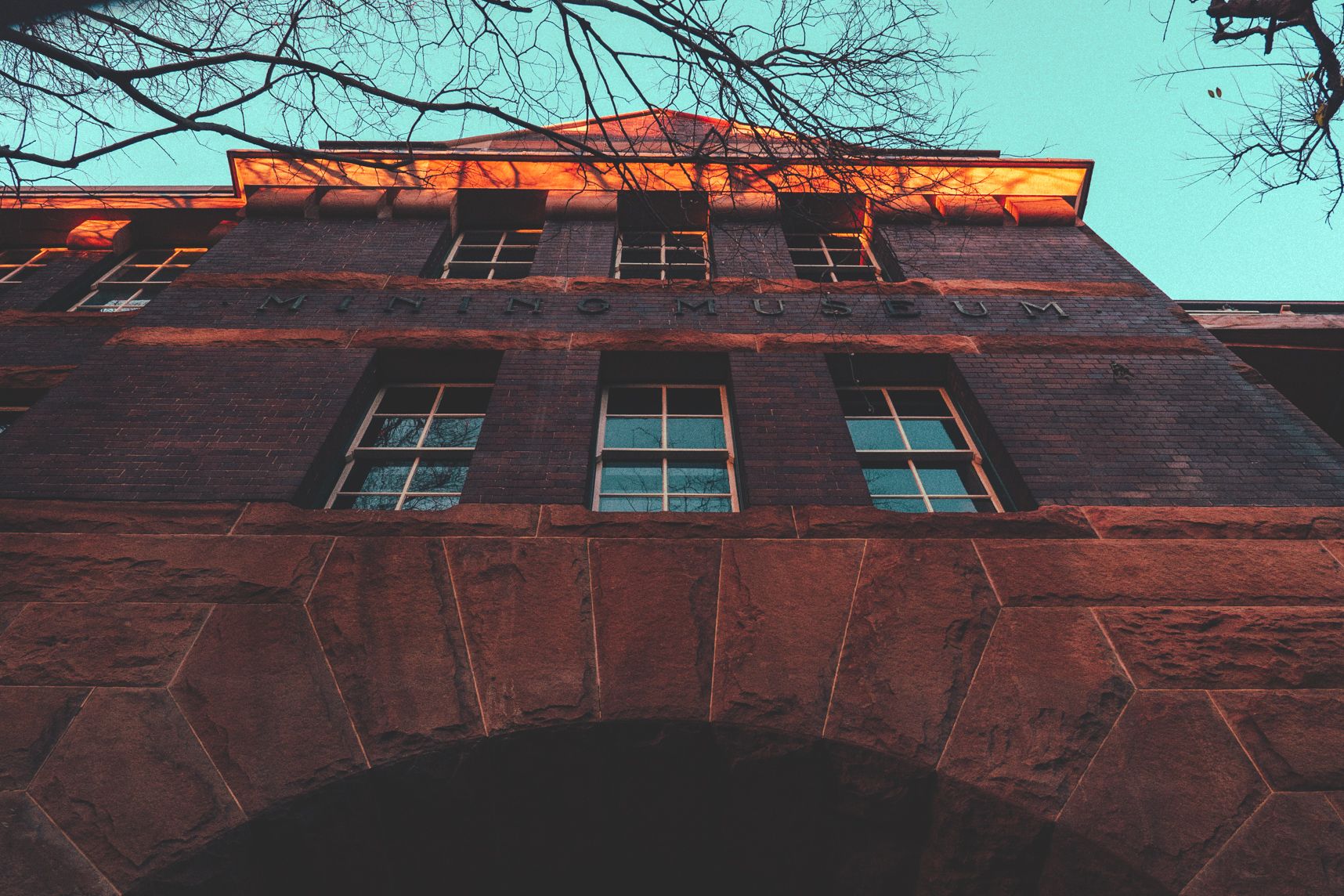 Vue du bas du Minino Museum de Sydney. En bas le bâtiment est à l'ombre, en haut le coucher de soleil et son ciel bleu illumine le toit