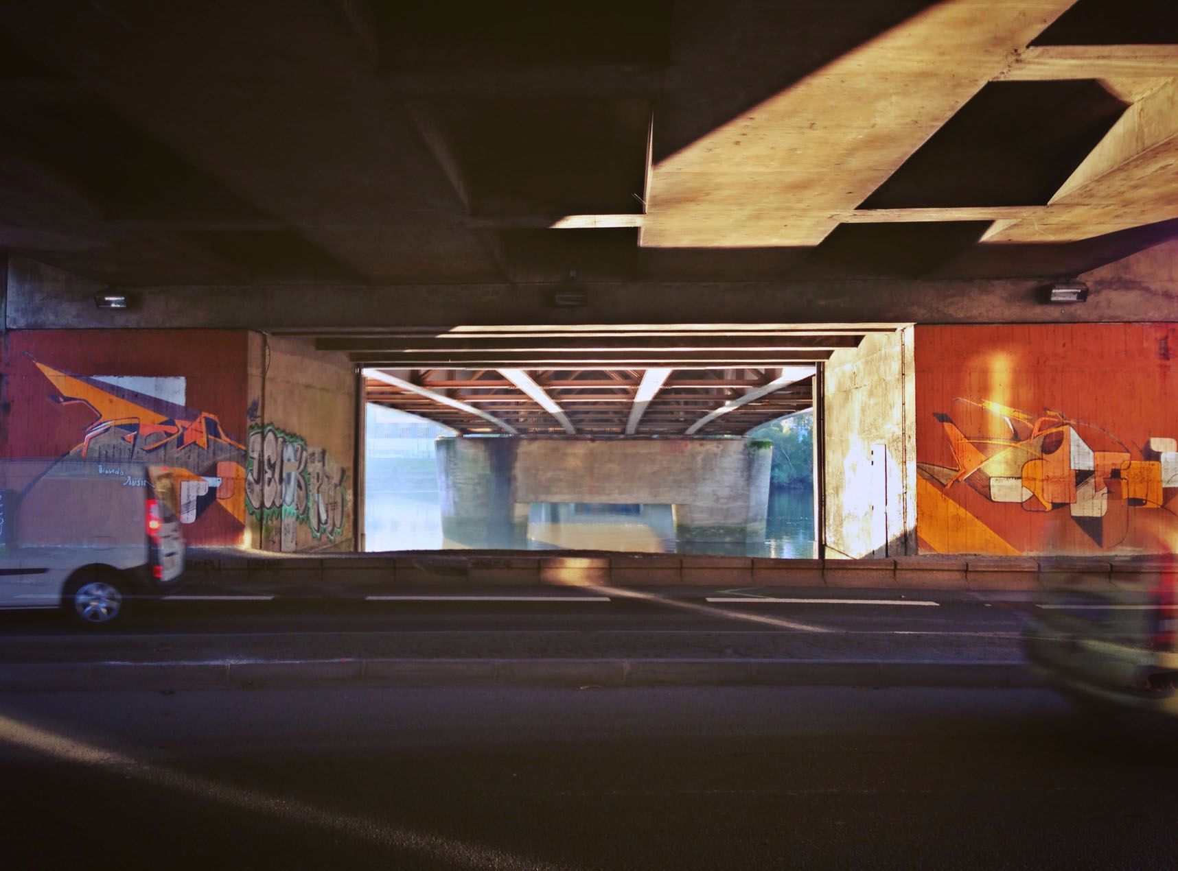 Réflexion sous le pont
