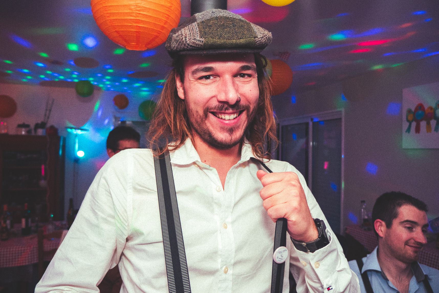 Déguisement guinguette, casquette d'époque, bretelles, Jean-Mich est prêt !