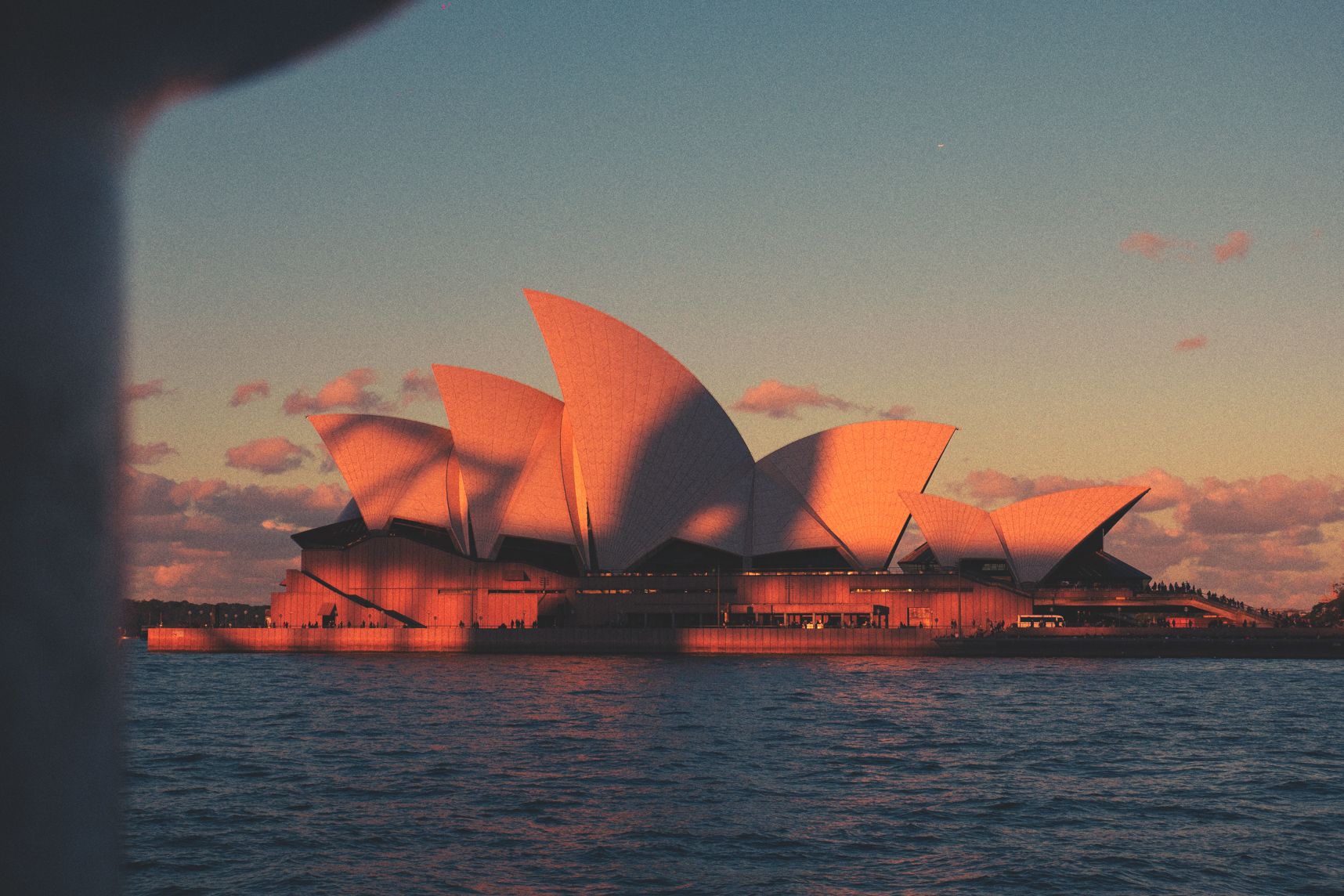 L'ombre du Harbour Bridge et le coucher de soleil sont peintes sur les voiles de l'opéra de Sydney