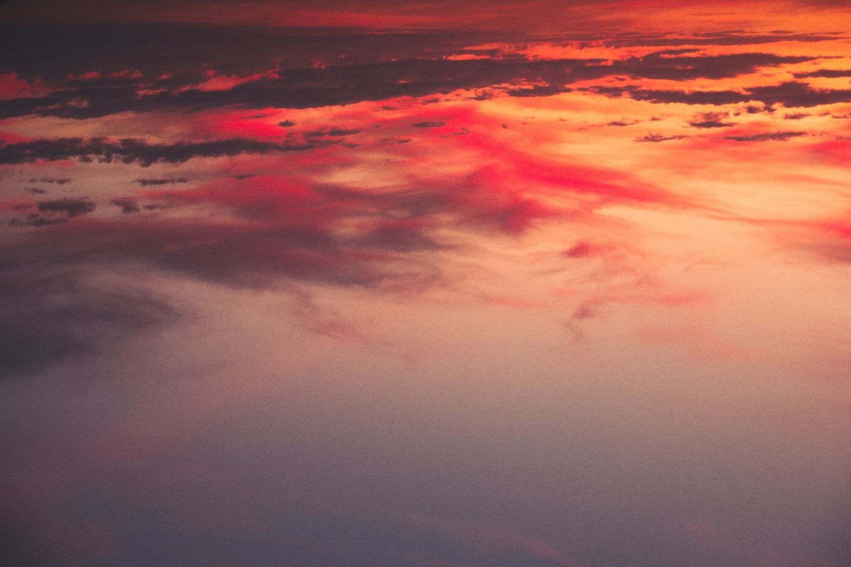 Le coucher de soleil colore les nuages