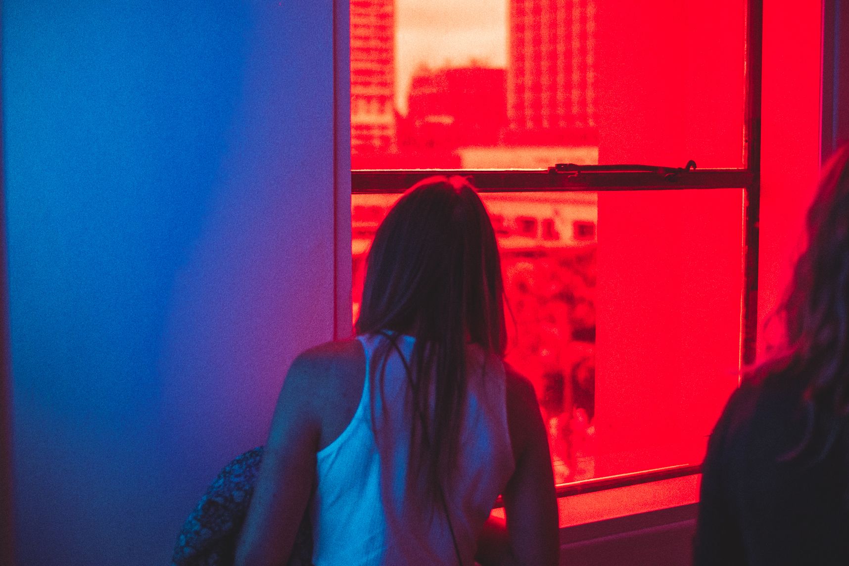 Les vitres du musée d'art contemporain de Sydney sont teintées en rouge et bleu pour l'expo Sip My Ocean. Le mix de couleur donne des tons rosés