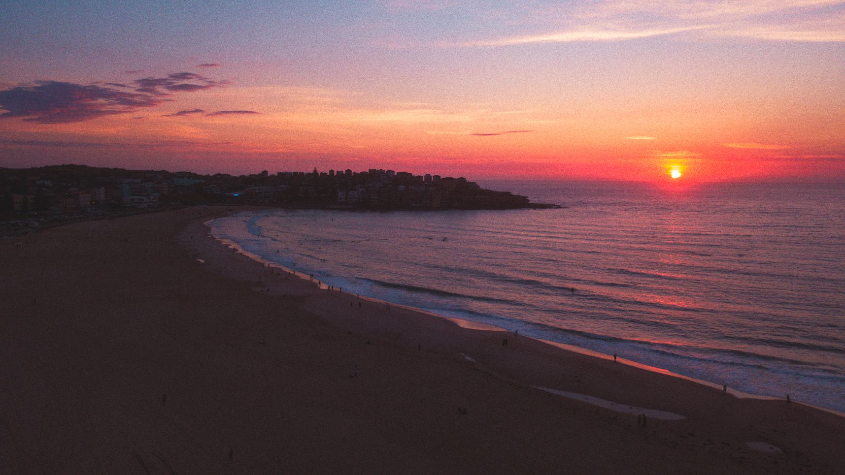 Vue de drone sur la plage de Bondi et le lever de soleil