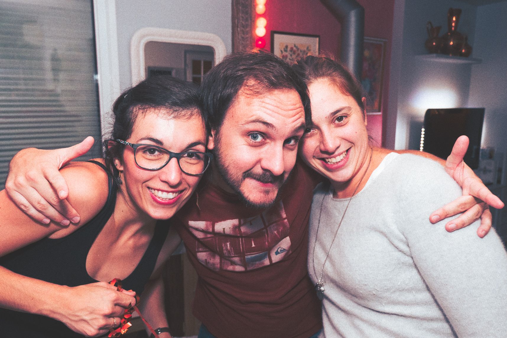 Les 3 copains·ines sourient