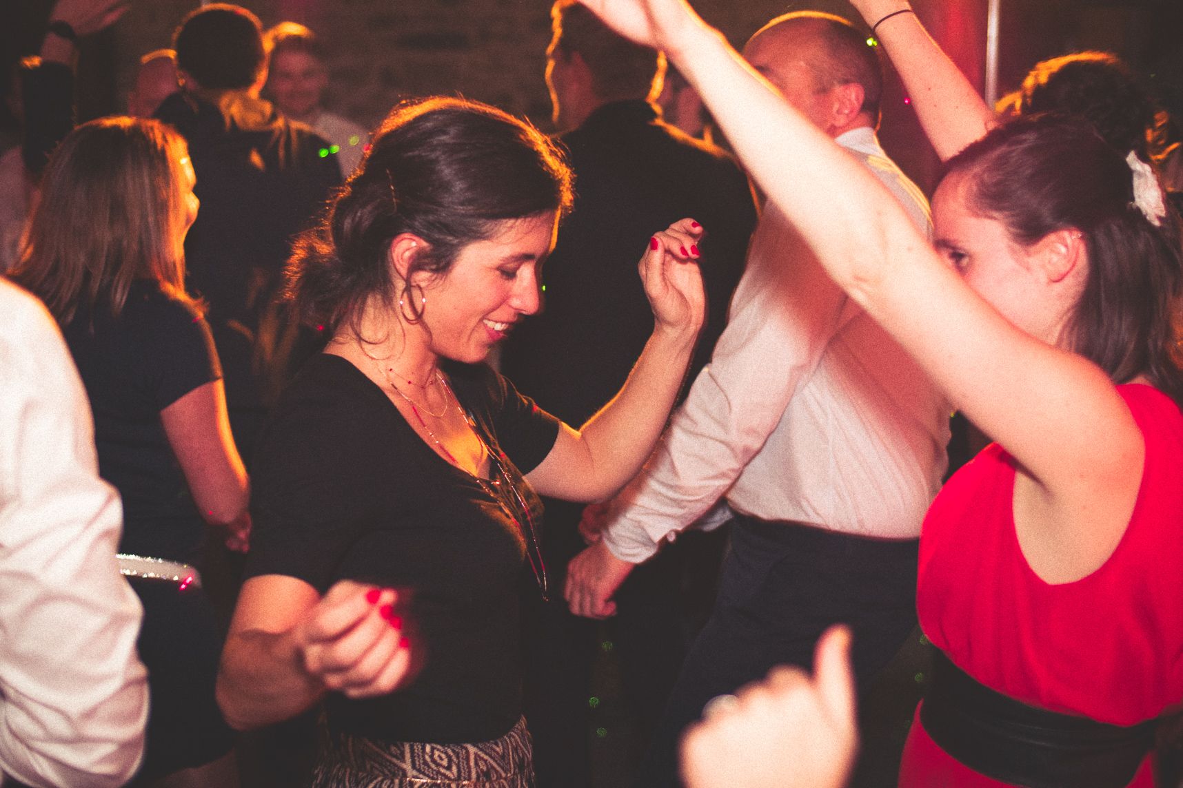 Des gens donnent tout sur la piste de danse