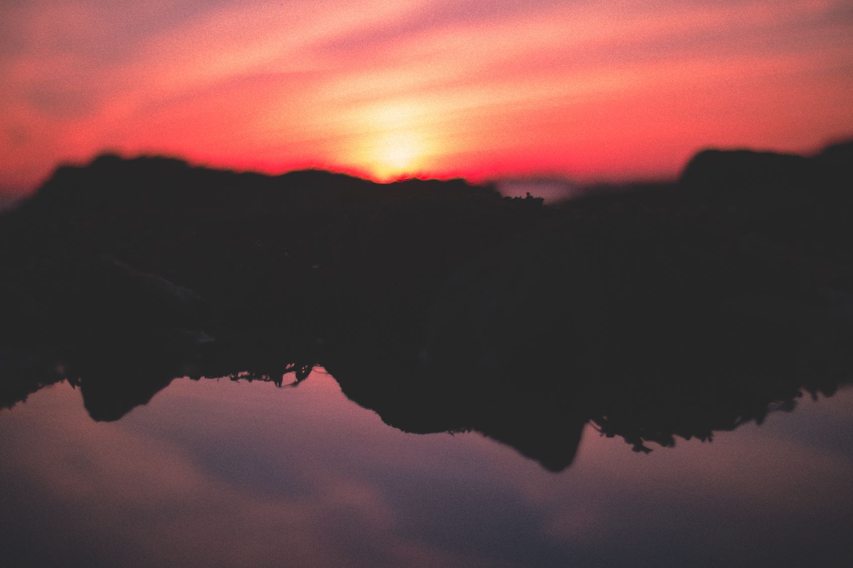 Au coucher de soleil a la pointe du Bill, la marée basse a laissée des flaques d'eau pour laisser refléter le ciel entre les rochers
