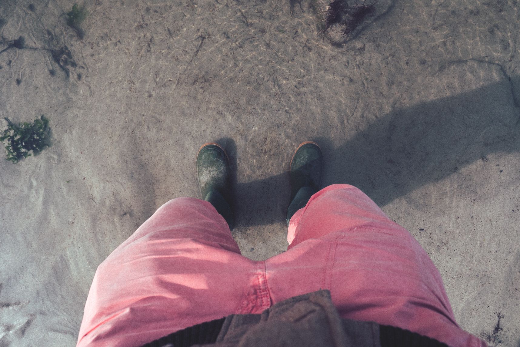 Mettre les pieds dans le plat