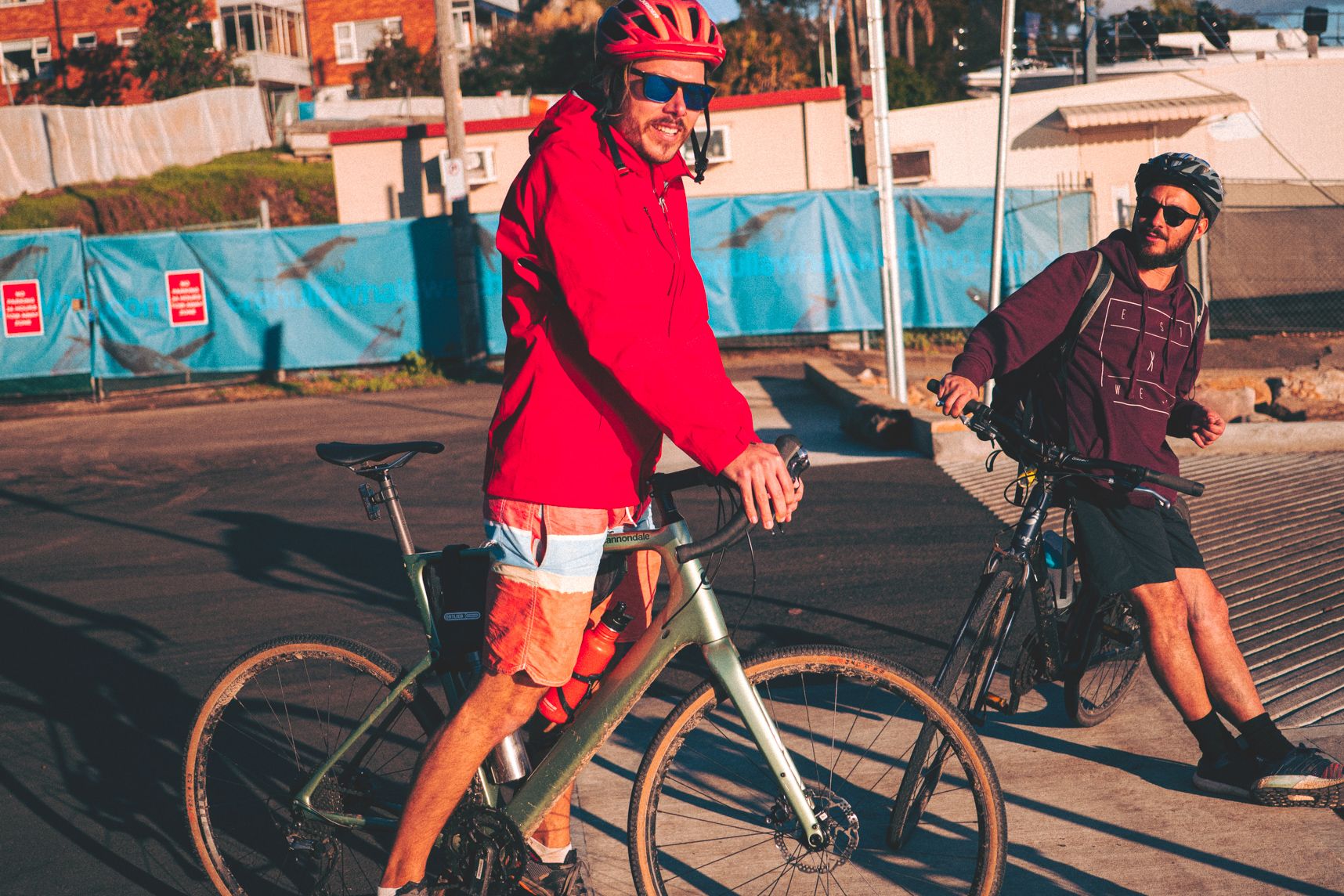 Séance photo sur la digue de Cronulla. Les deux cyclistes sourient