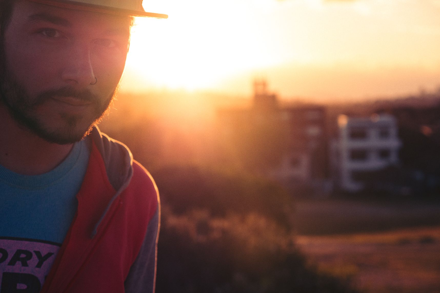 Auto portrait avec vue sur le coucher de soleil et tout Sydney