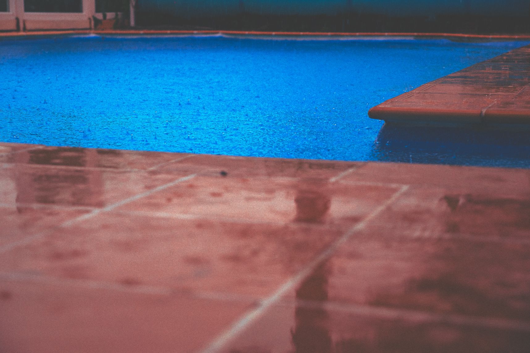 Les goutes de pluie ressortent de la piscine
