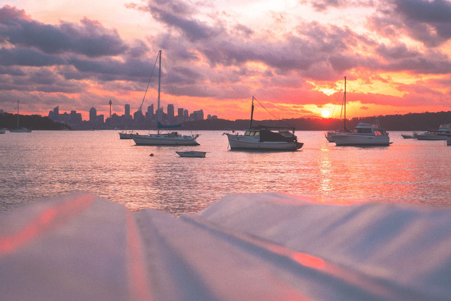 Vue de Watsons Bay, le coucher de soleil sur la baie de Sydney, le CBD et le Harbour Bridge