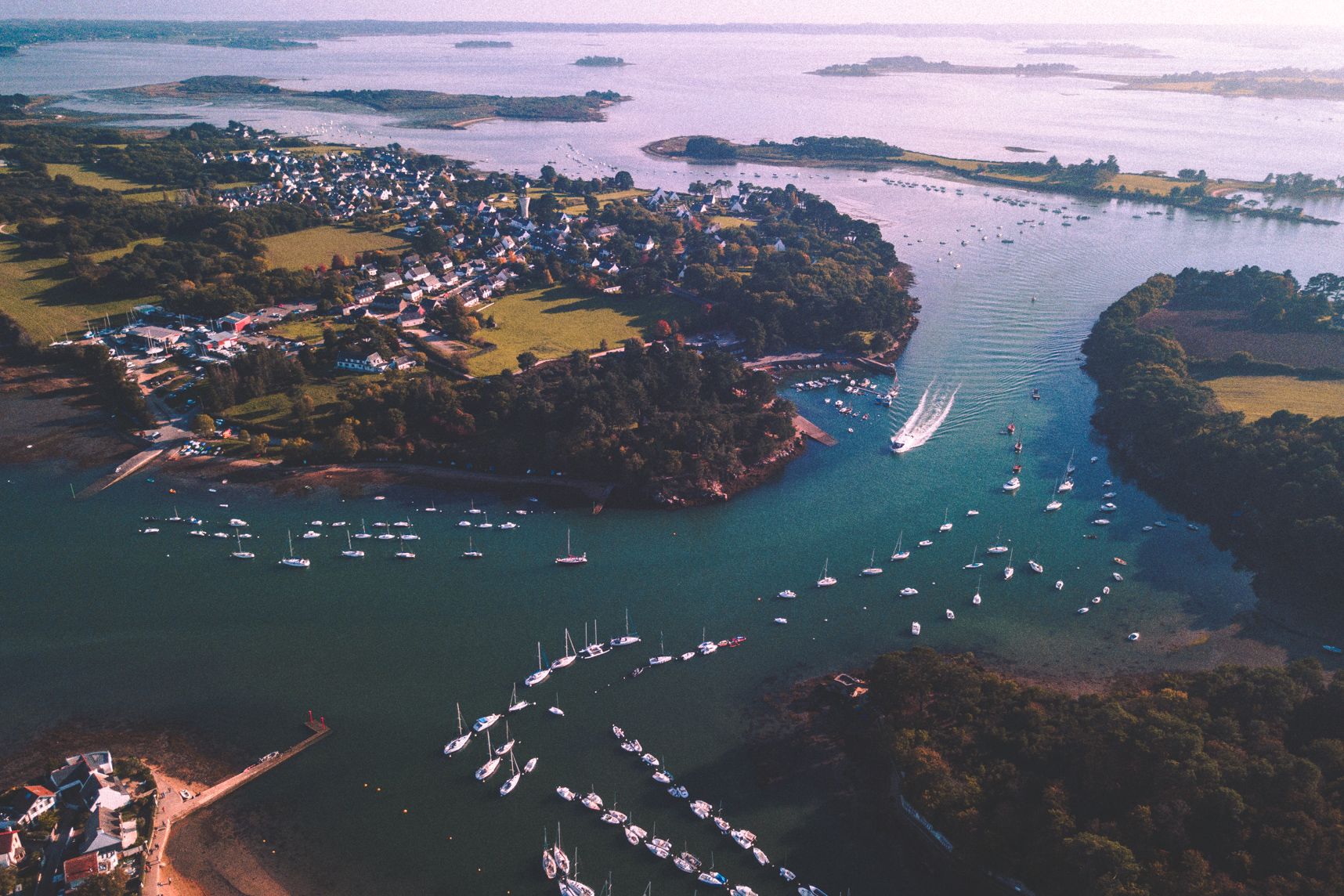 Vue de drone de Conleau, Barrarach, Port Anna, l'Île de Boëdic et l'Île de Boëd