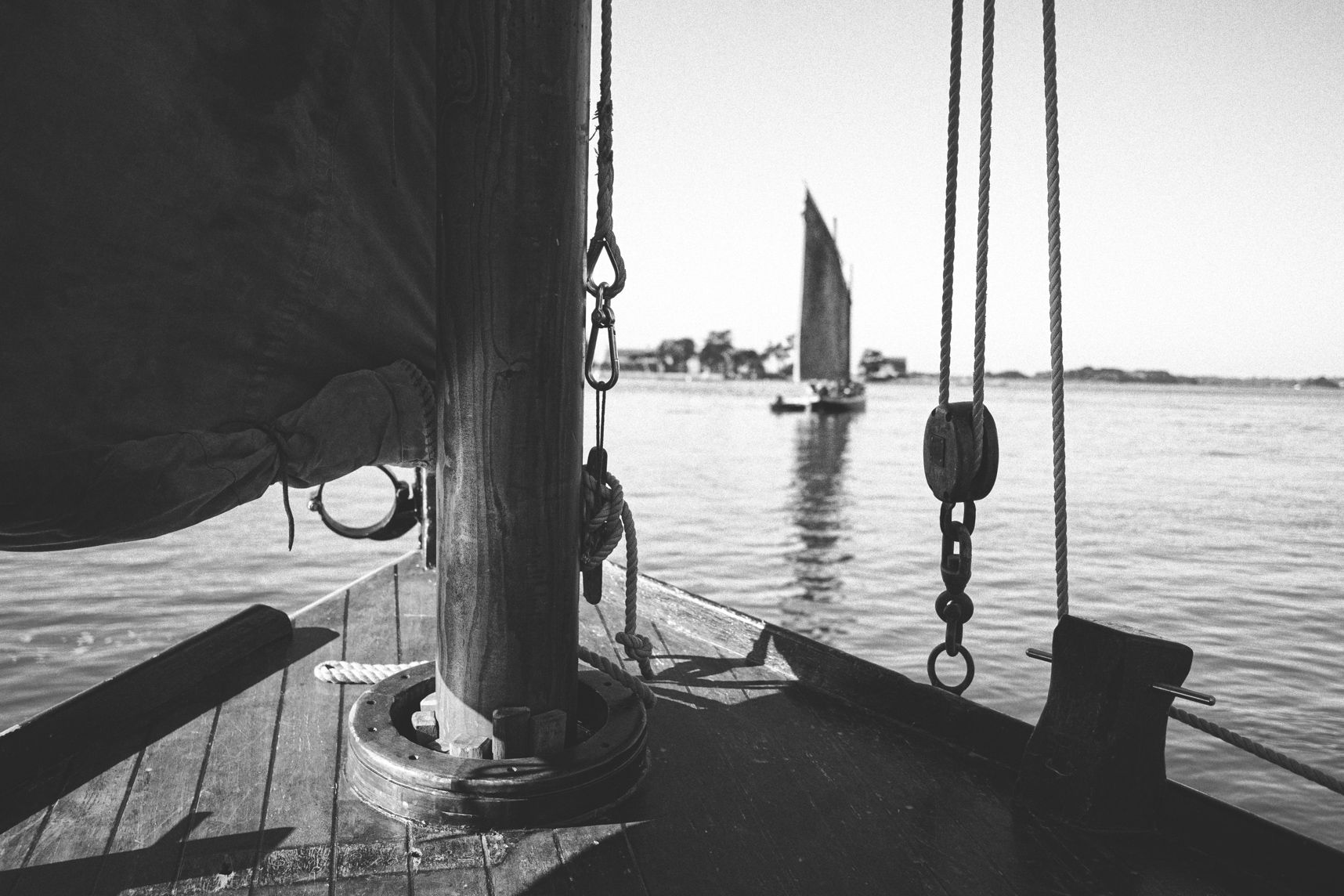 On navigue à vue à bord d'un sinagot sur le golfe du Morbihan. Les voiles sont sorties. Un autre sinagot se ballade aussi juste devant