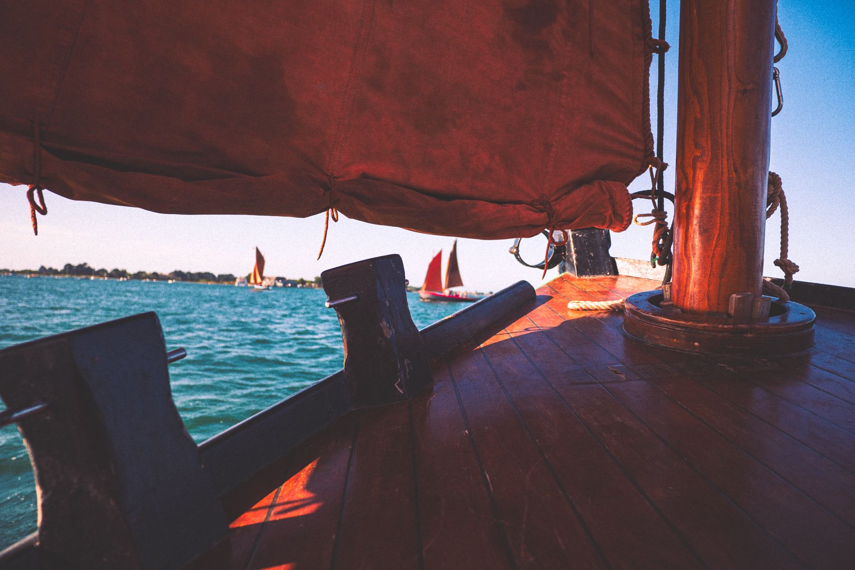 Dans le Golfe du Morbihan, les sinagots naviguent à la file indienne, c'est un défilé de voiles oranges