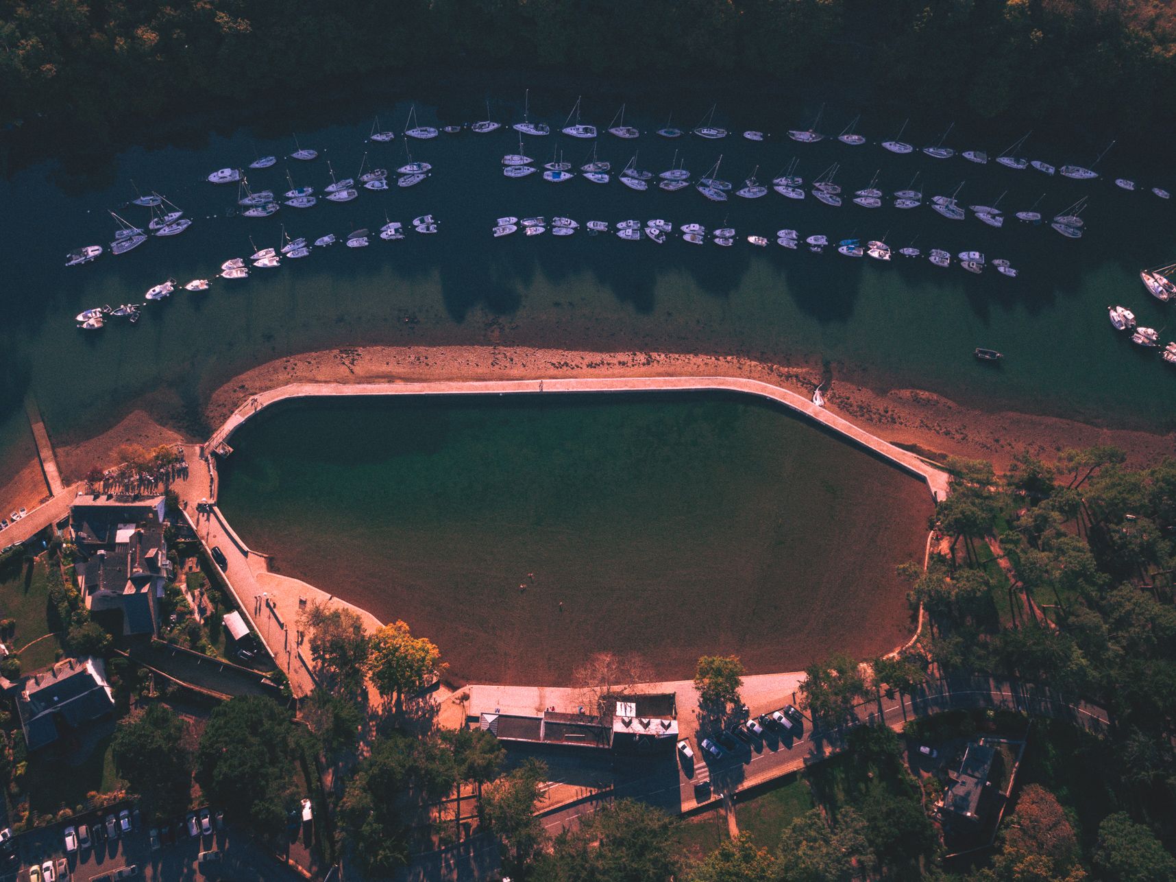Vue de drone de la piscine de Conleau et son chenal