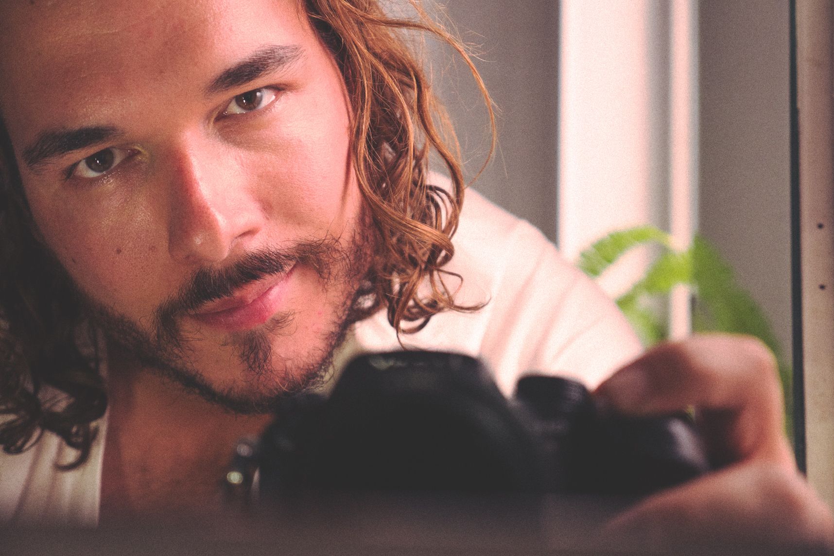 Auto-portrait avec les cheveux ondulés par la mer et le soleil