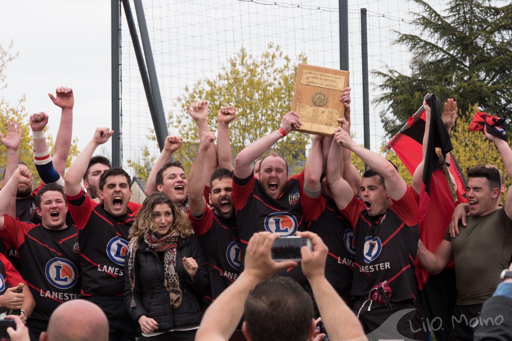 Les vainqueurs avec leur trophée
