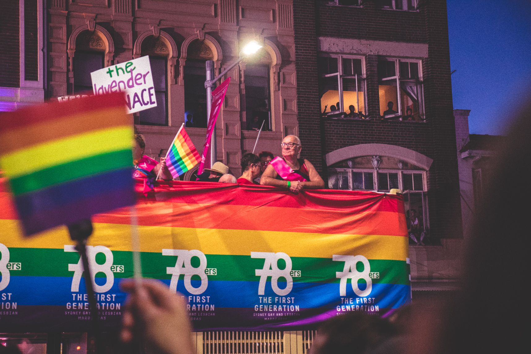 Après 40 ans, les premier·e·s personnes à avoir fait le Mardi Gras (Gay Pride) de Sydney redéfilent dans leur char
