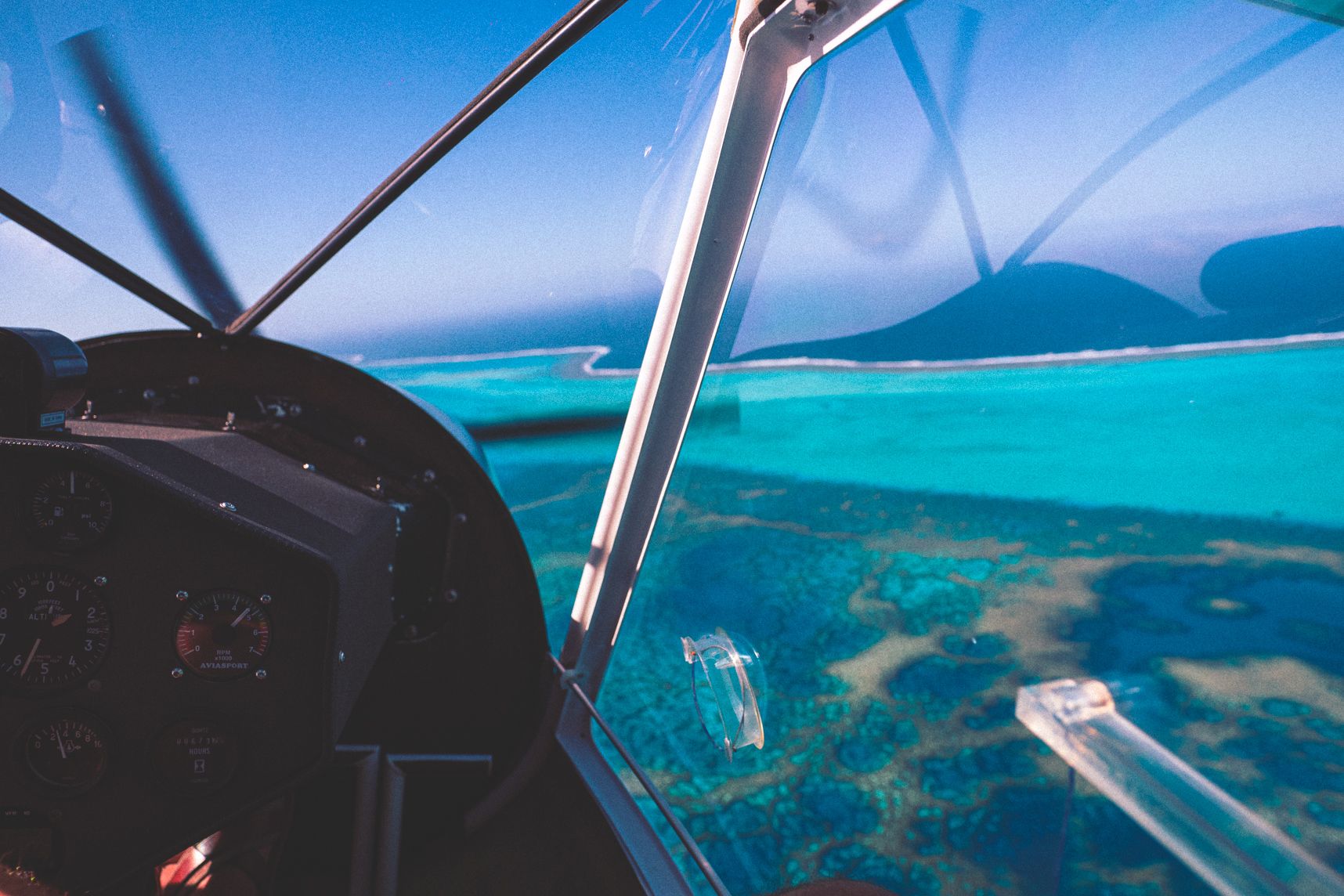 Le lagon de Poé vu di cockpit d'un ULM. La mer est turquoise