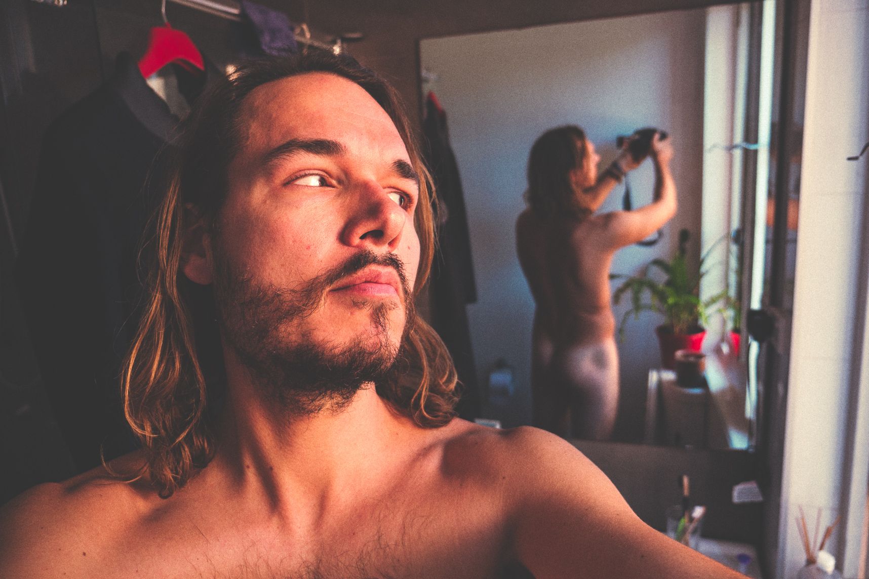 Selfie avec des fesses toutes blanches dans le reflet du miroir 