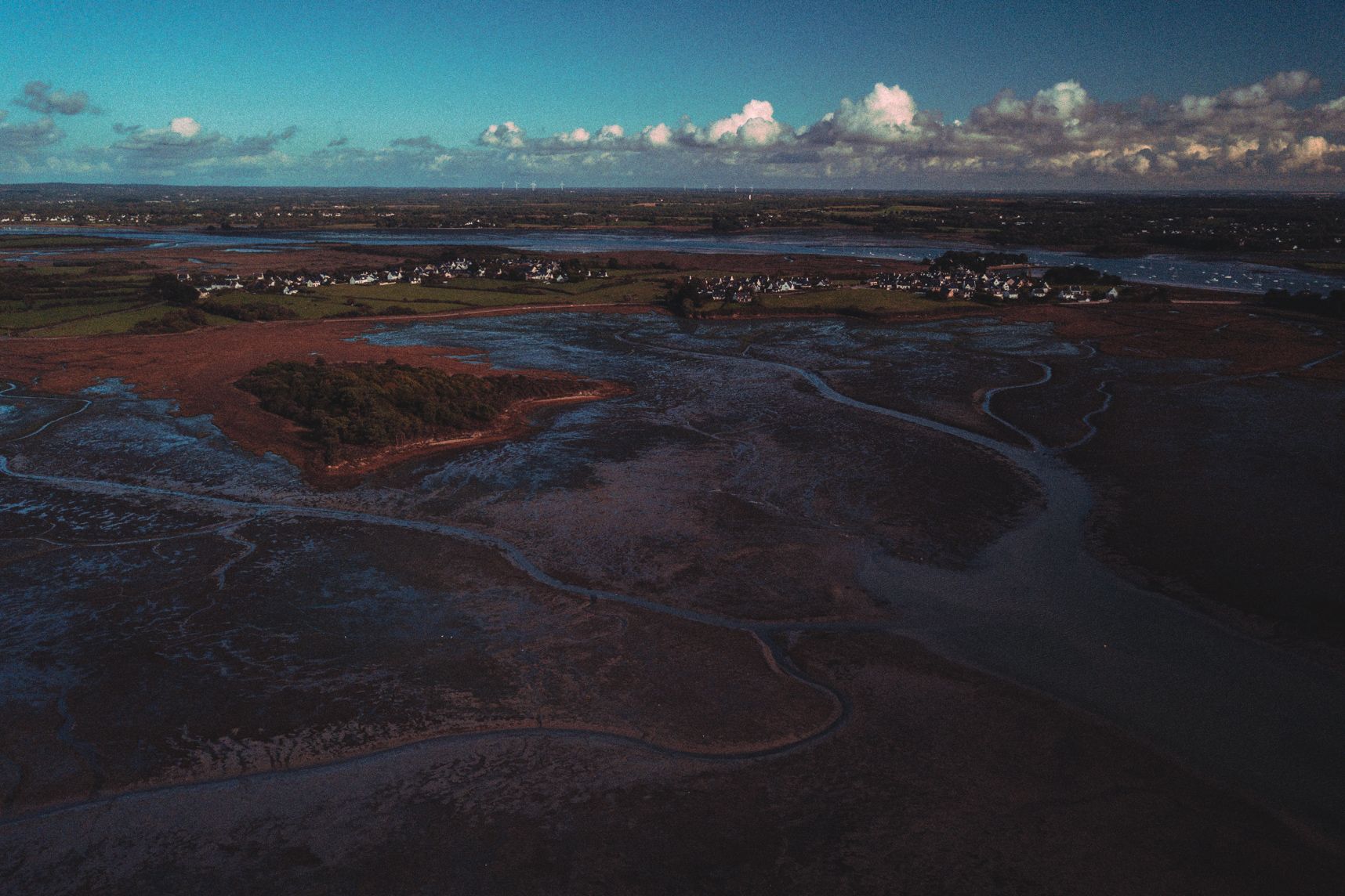 Vue de drone de la pointe du Bill, les petits ruisseaux convergent vers la mer