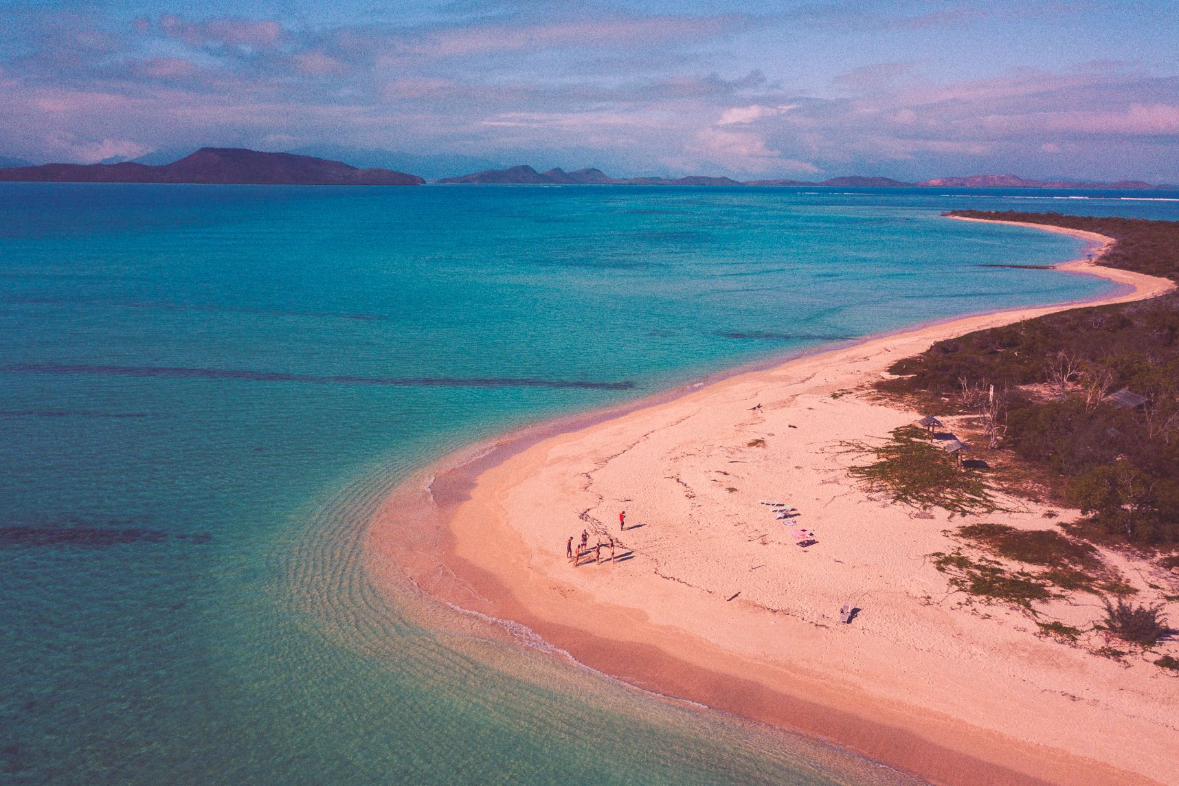 Vuede drone de l'îlot Tenia par beau temps, l'eau est turquoise, des gens profitent de la plage