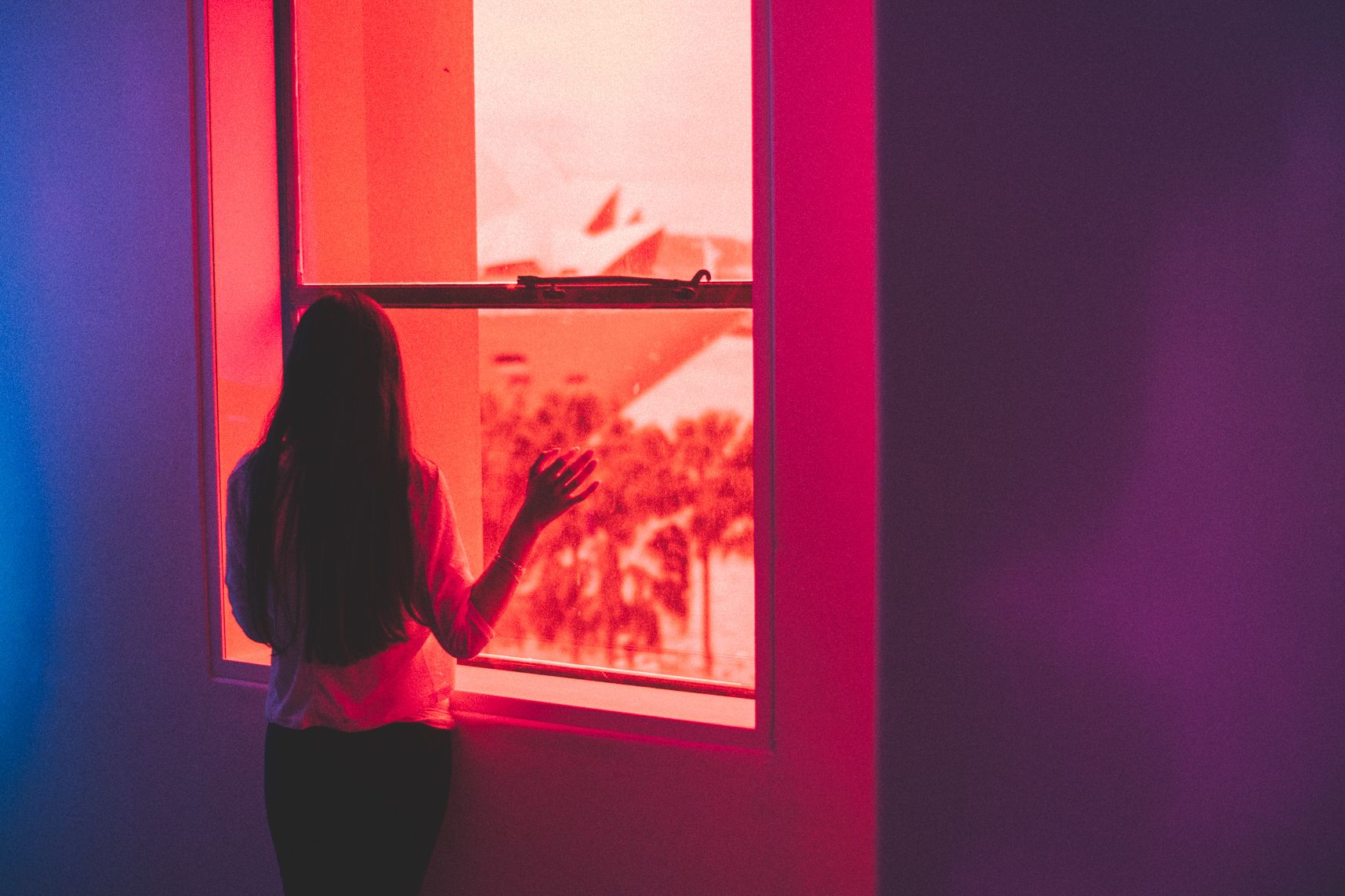 Pour l'exposition de Pipilotti Rist : Sip my ocean, une fille regarde à travers la vitre rouge l'opéra de sydney